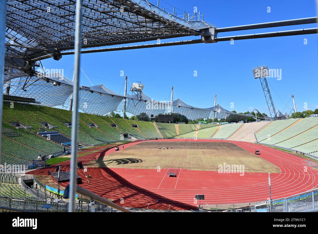 Stadio Olimpico di Monaco con il suo suggestivo tetto della tenda - il tetto della tenda può essere percorsa a piedi come parte delle visite guidate Foto Stock