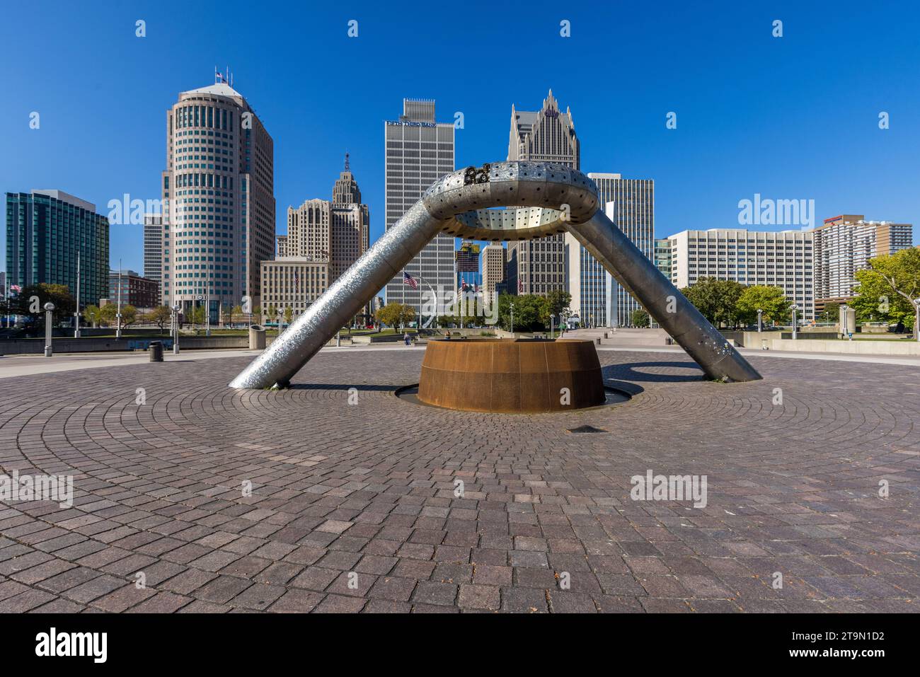 Hart Plaza con la fontana Horace E. Dodge e il Renaissance Center di Detroit, Stati Uniti Foto Stock