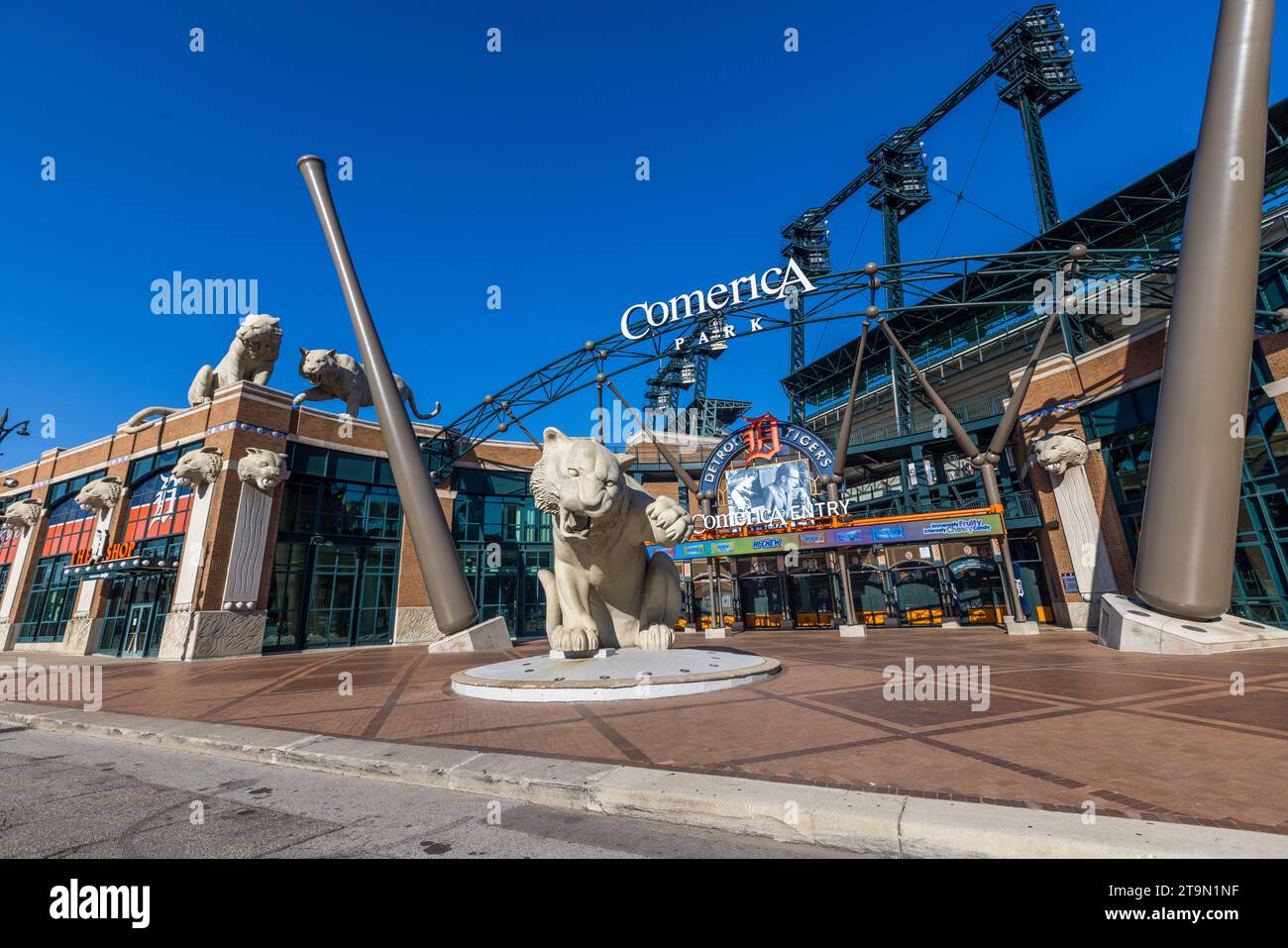 Comerica Park, casa dei Detroit Tigers dall’11 aprile 2000, accoglie i visitatori al suo ingresso principale a Detroit, Michigan, Stati Uniti. Lo scultore Michael Keropian ha creato le statue di tigri in bronzo più grandi del naturale che fiancheggiano l’ingresso; nove tali figure di tigri si trovano in totale in tutto lo stadio. Comerica Park ha sostituito il leggendario Tiger Stadium come terreno di casa della squadra. Foto Stock