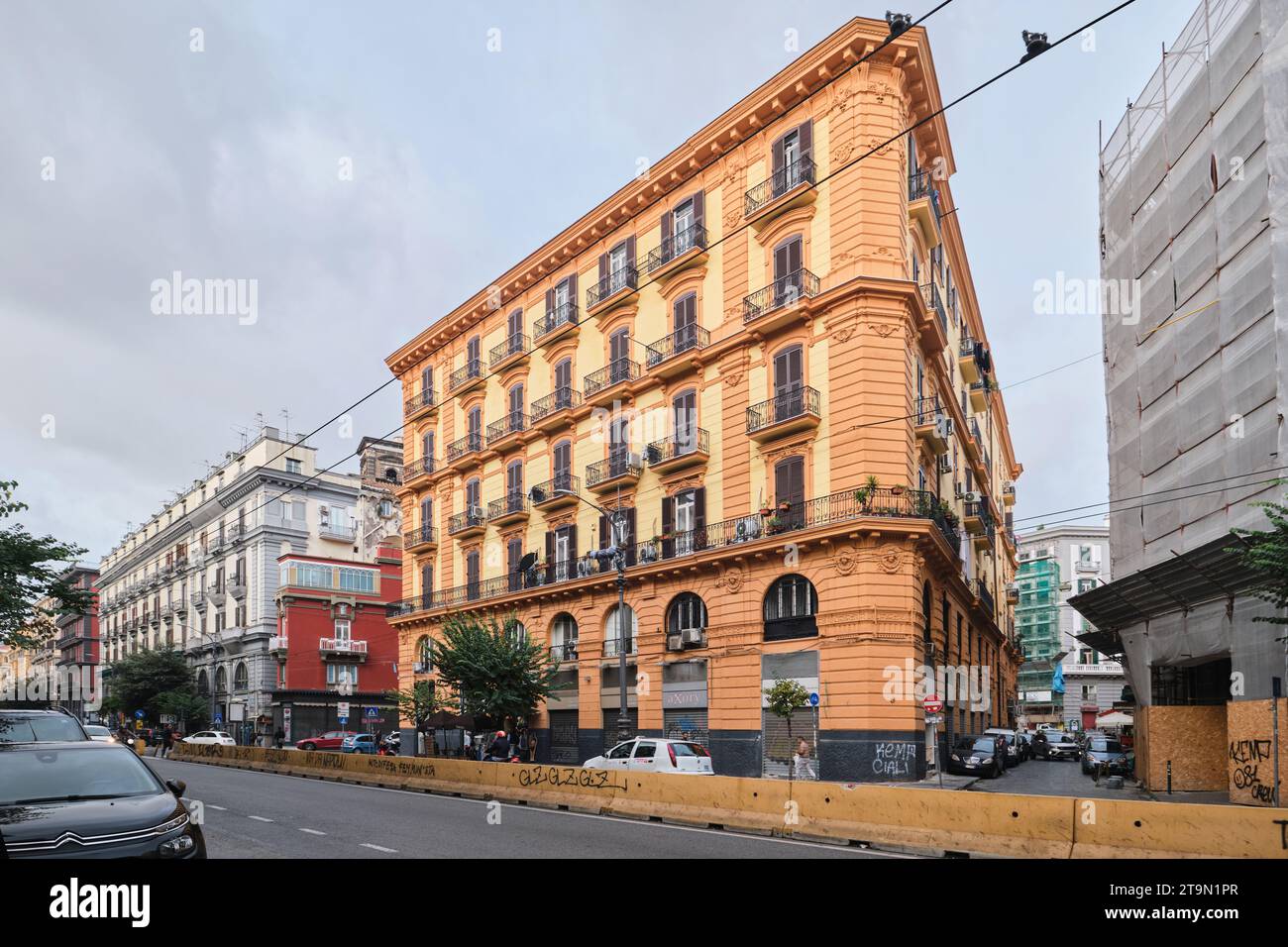 Napoli, Italia - 8 novembre 2023: Edifici residenziali e commerciali in stile architettonico napoletano a Napoli Foto Stock