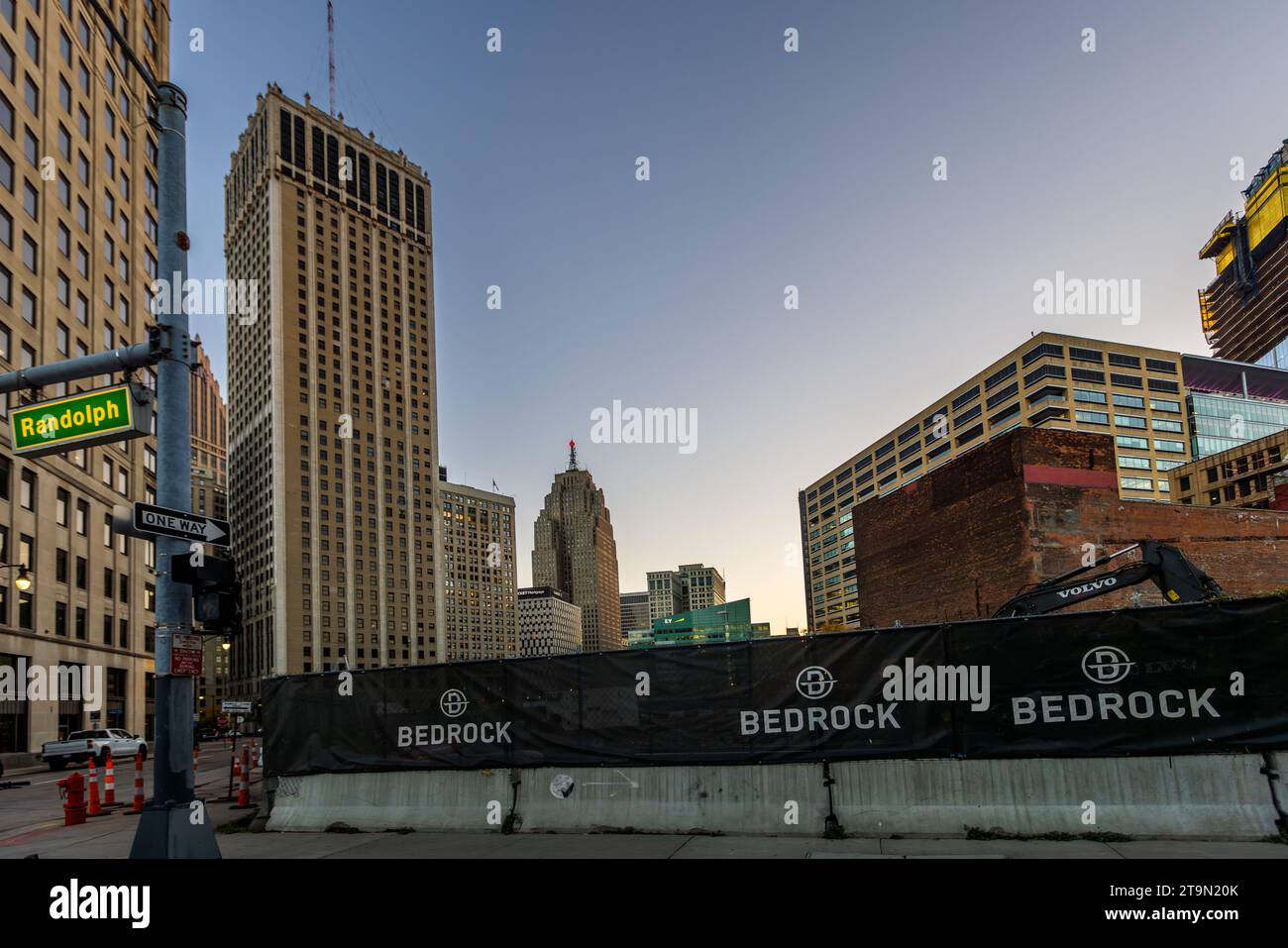 Il nome Bedrock può essere visto in molti cantieri edili ed edifici di Detroit. Dietro di esso c'è Dan Gilbert, nato a Detroit e ora uno dei più ricchi degli Stati Uniti. Bedrock è specializzata nello sviluppo strategico dei centri urbani. Il portafoglio della società immobiliare comprende 100 immobili per una superficie totale di oltre 19 milioni di metri quadrati nel centro di Detroit. Colmare le lacune presso l'edificio del Detroit Water & Sewerage Department. Detroit, Stati Uniti Foto Stock
