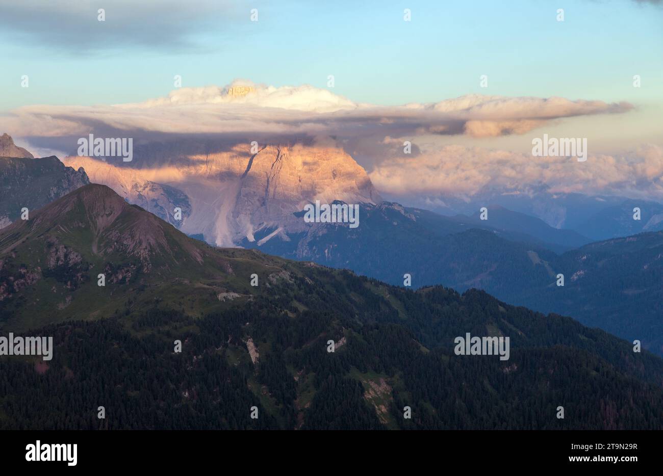 Vista serale del monte Pelmo, alto Adige, Alpi Dolomiti, Italia Foto Stock