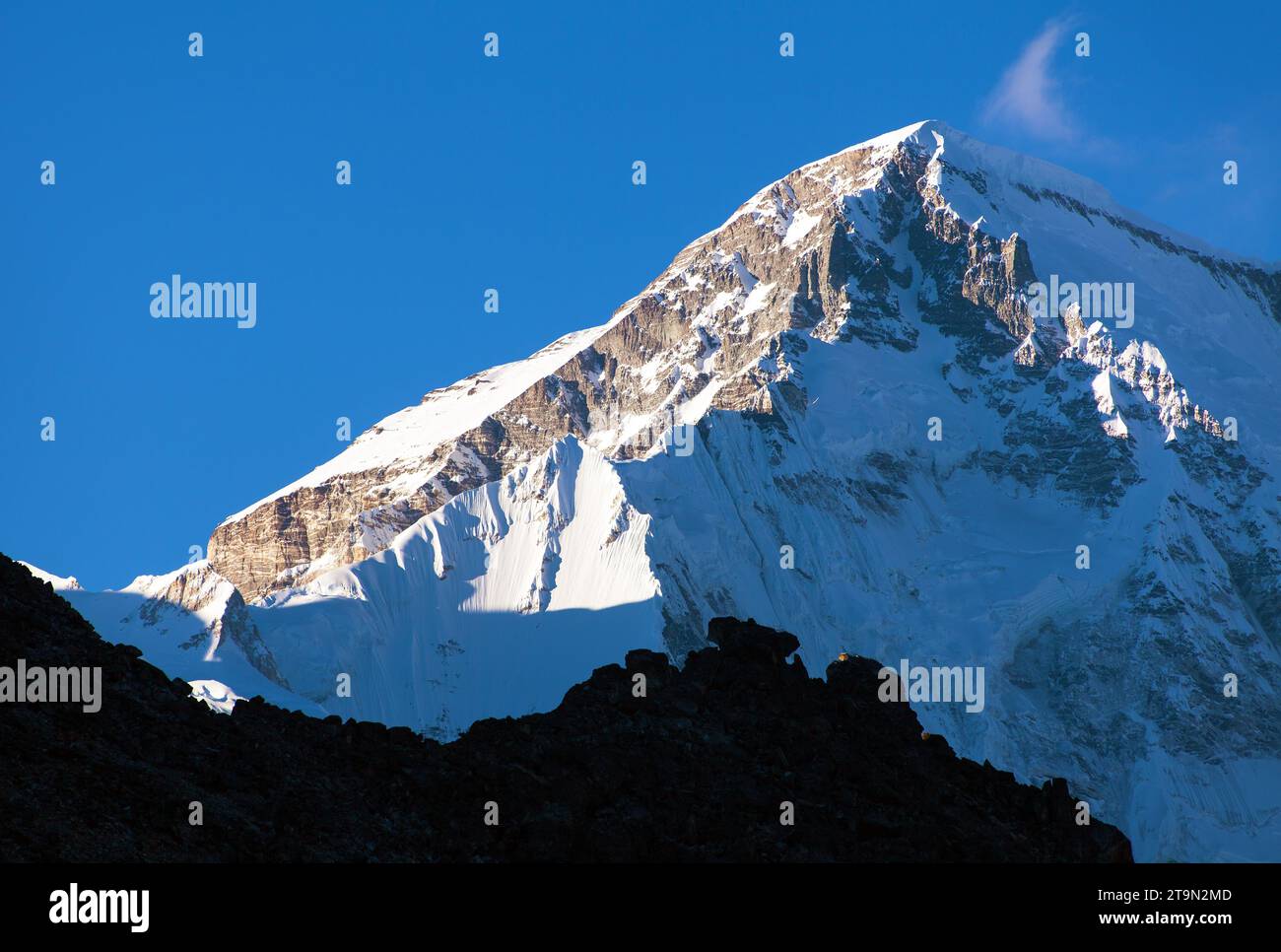 Cima della montagna del monte Cho Oyu, direzione al campo base del monte Cho Oyu, area dell'Everest, parco nazionale di Sagarmatha, valle di Khumbu, montagne dell'Himalaya del Nepal Foto Stock