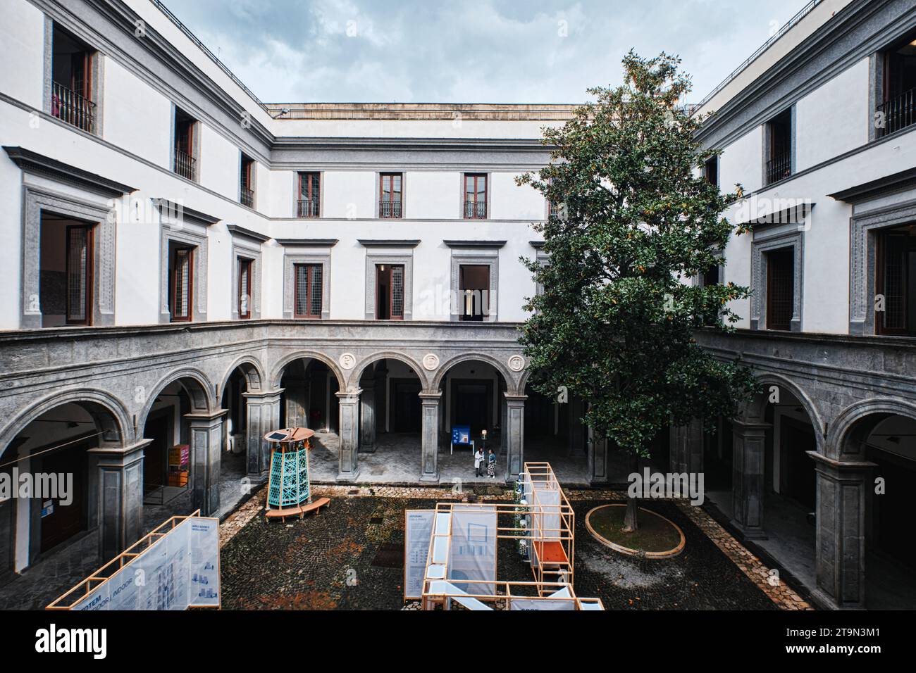 Napoli, Italia - 8 novembre 2023: Architettura generica e vista stradale nel centro di Napoli, Campania Foto Stock