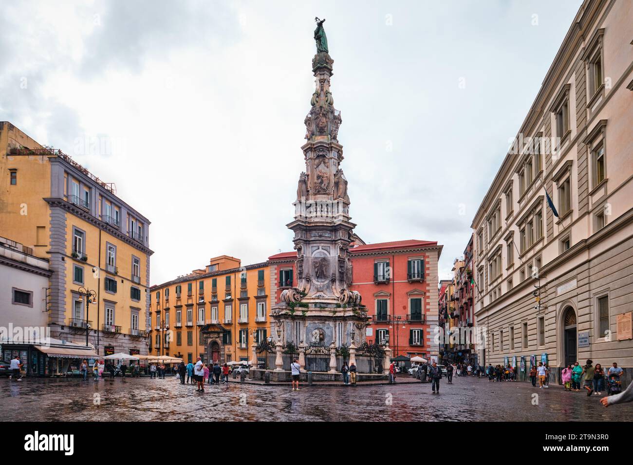 L'obelisco o guglia dell'Immacolata Concezione o guglia dell'Immacolata è un obelisco barocco di Napoli situato in Piazza del Gesu nuovo Foto Stock