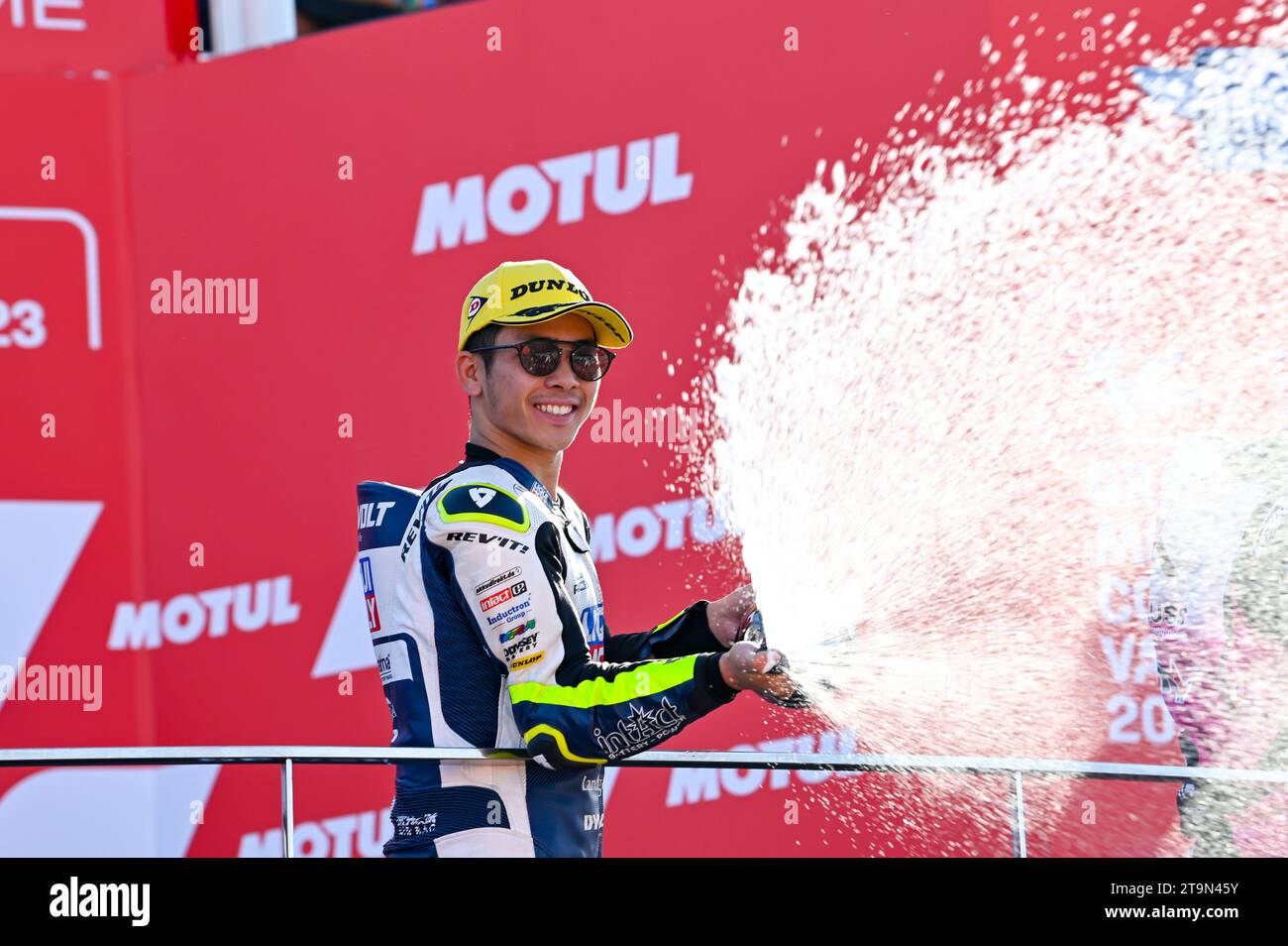 Valencia, Spagna. 26 novembre 2023. A.Sasaki Liqui Moly Husqvarna intatto GP celebra il primo posto della gara MotoGP durante il Gran Premio di Spagna 2023 di MotoGP - Gran Premio Motul de la Comunitat Valenciana - Race e Press Conference, MotoGP World Championship a Valencia, Spagna, novembre 26 2023 Credit: Independent Photo Agency/Alamy Live News Foto Stock