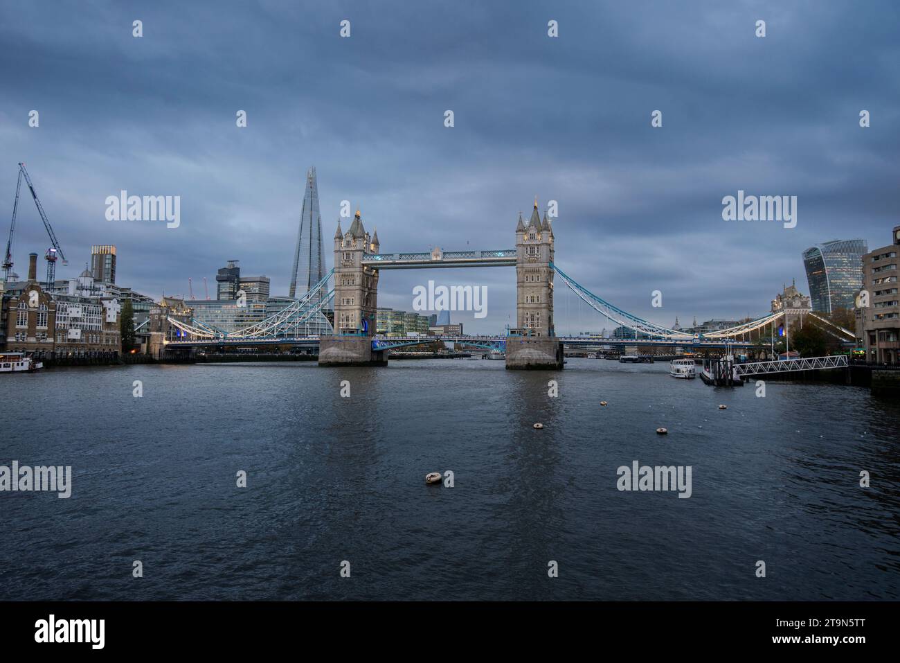 Nel tardo pomeriggio di novembre, Tower Bridge, capolavoro vittoriano che attraversa il Tamigi, Londra, Inghilterra, Regno Unito Foto Stock