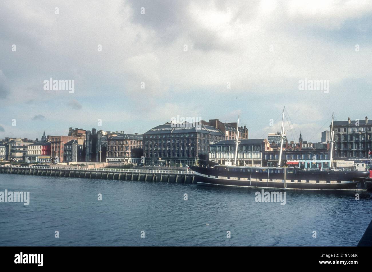 Foto d'archivio del 1977 della HMS Carrick ormeggiata sul fiume Clyde a Broomielaw nel centro di Glasgow. Originariamente costruita nel 1864, è la più antica nave clipper sopravvissuta al mondo. Originariamente era chiamata città di Adelaide e costruita per trasportare passeggeri tra la Gran Bretagna e l'Australia. Fu trasferita dal Clyde al Prince's Dock nel 1989, ma affondò un anno dopo. Alla fine fu demolita nel 2000, ma fu salvata per essere trasferita ad Adelaide, in Australia, come nave museo nel 2013. Foto Stock