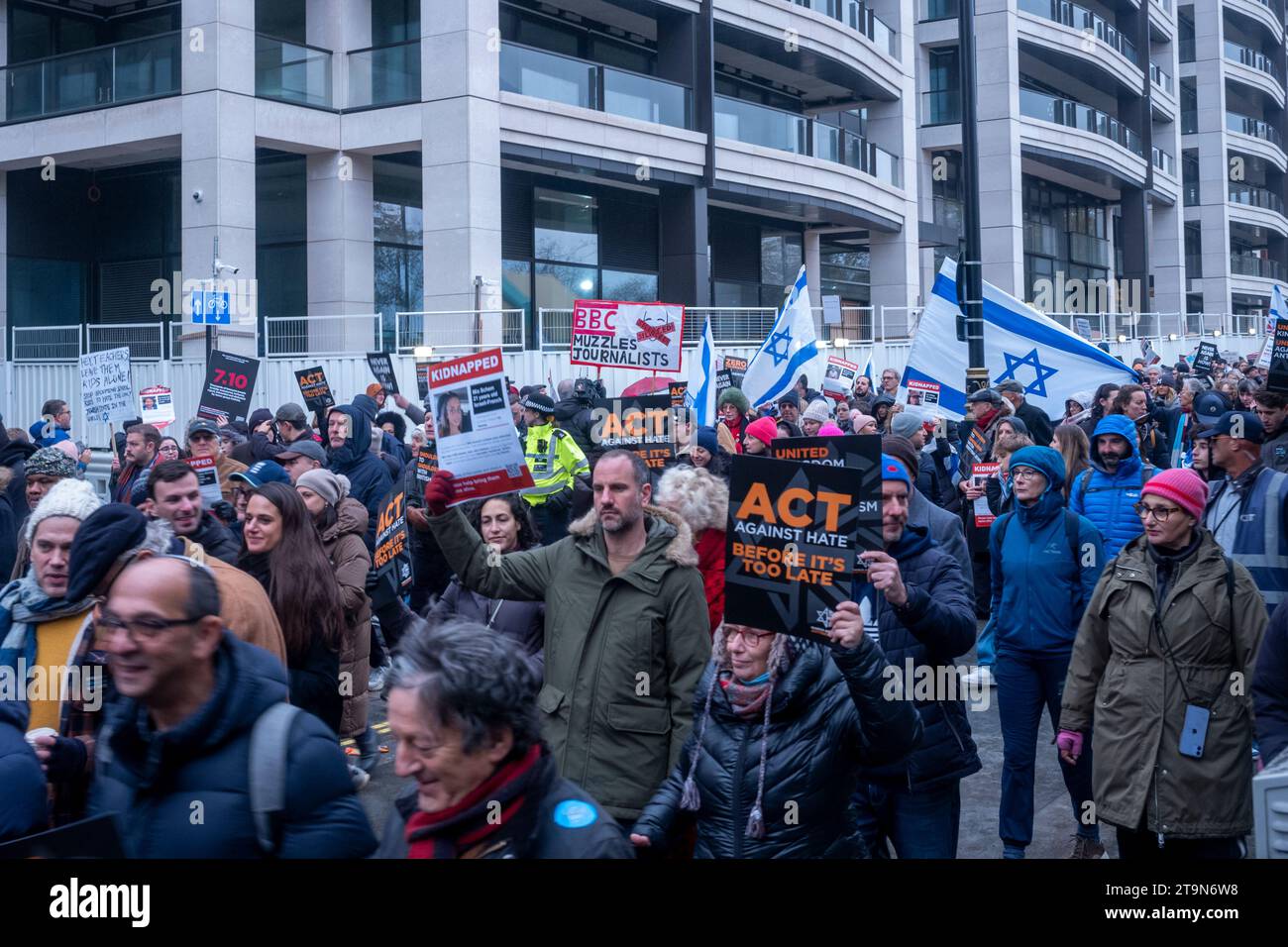 Whitehall, Londra, Regno Unito, 26 novembre 2023 marcia di solidarietà contro l'antisemitismo. Il rabbino capo Efriam Mervis, e le celebrità Tracey Oberman, Vanessa Feltz, Rachel Riley, Maureen Lipman e altri guidano una marcia forte di 105,000 persone anche Piazza del Parlamento contro l'antisemitismo. L'incontro pacifico è stato il più grande mai avvenuto nel Regno Unito contro l'antisemitismo, dove persone provenienti da diverse parti del Regno Unito e di diverse religioni si sono riunite a sostegno del popolo ebraico del Regno Unito. Crediti: Rena Pearl/Alamy Live News Foto Stock