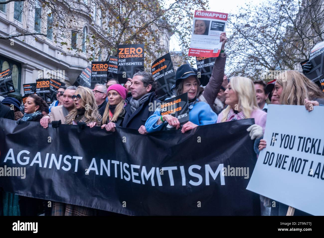 Whitehall, Londra, Regno Unito, 26 novembre 2023 marcia di solidarietà contro l'antisemitismo. Il rabbino capo Efriam Mervis, e le celebrità Tracey Oberman, Vanessa Feltz, Rachel Riley, Maureen Lipman e altri guidano una marcia forte di 105,000 persone anche Piazza del Parlamento contro l'antisemitismo. L'incontro pacifico è stato il più grande mai avvenuto nel Regno Unito contro l'antisemitismo, dove persone provenienti da diverse parti del Regno Unito e di diverse religioni si sono riunite a sostegno del popolo ebraico del Regno Unito. Crediti: Rena Pearl/Alamy Live News Foto Stock