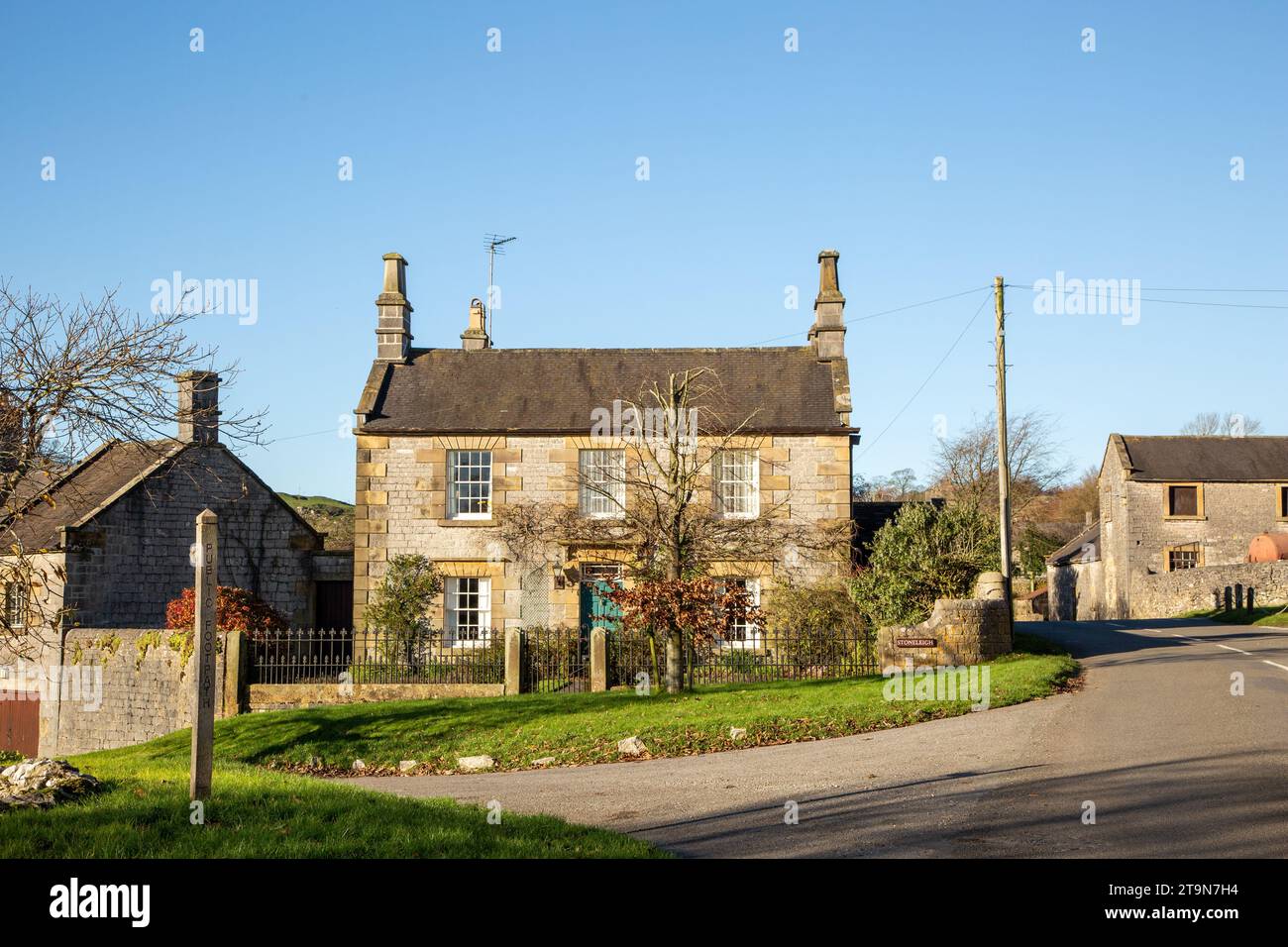 Cottage di campagna in stile casale nel villaggio Staffordshire Moorlands Peak District di Alstonefield, Inghilterra, durante l'inverno Foto Stock