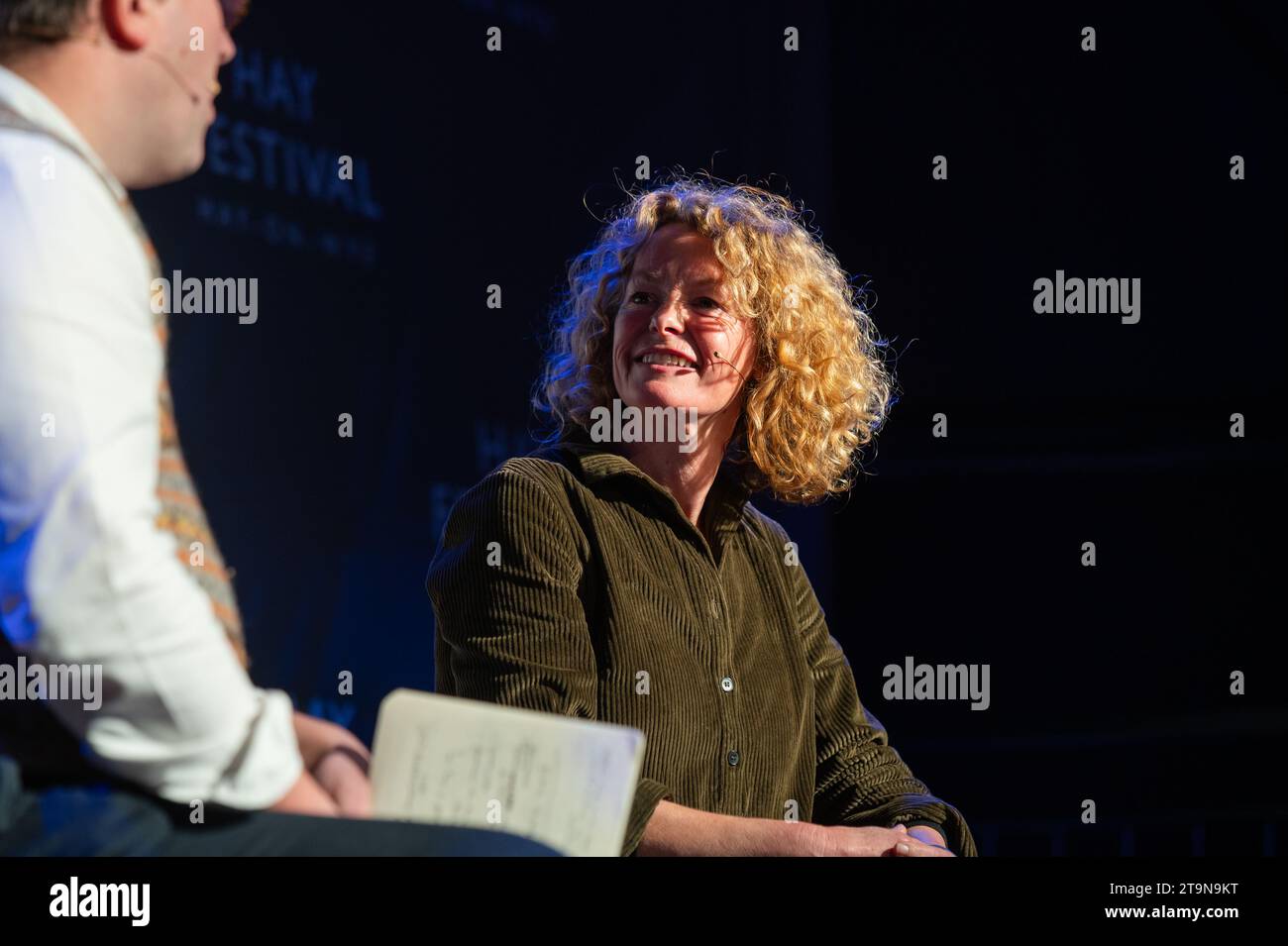 Hay-on-Wye, Galles, Regno Unito. Domenica 26 novembre 2023. Kate Humble parla con Gavin Plumley all'Hay Festival Winter Weekend. Crediti: Sam Hardwick/Alamy Live News. Foto Stock