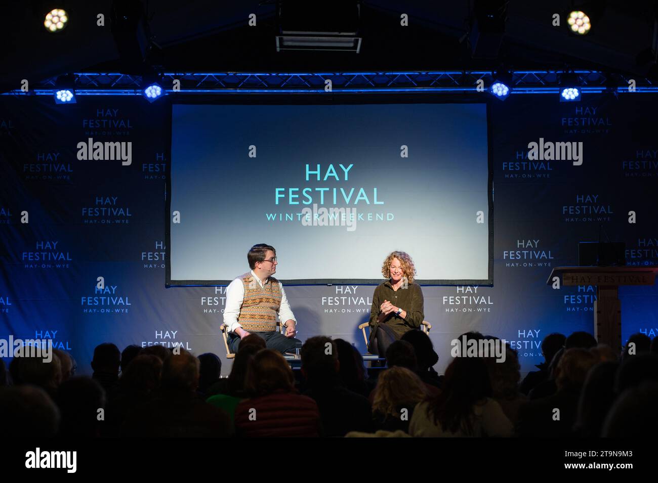 Hay-on-Wye, Galles, Regno Unito. Domenica 26 novembre 2023. Kate Humble parla con Gavin Plumley all'Hay Festival Winter Weekend. Crediti: Sam Hardwick/Alamy Live News. Foto Stock
