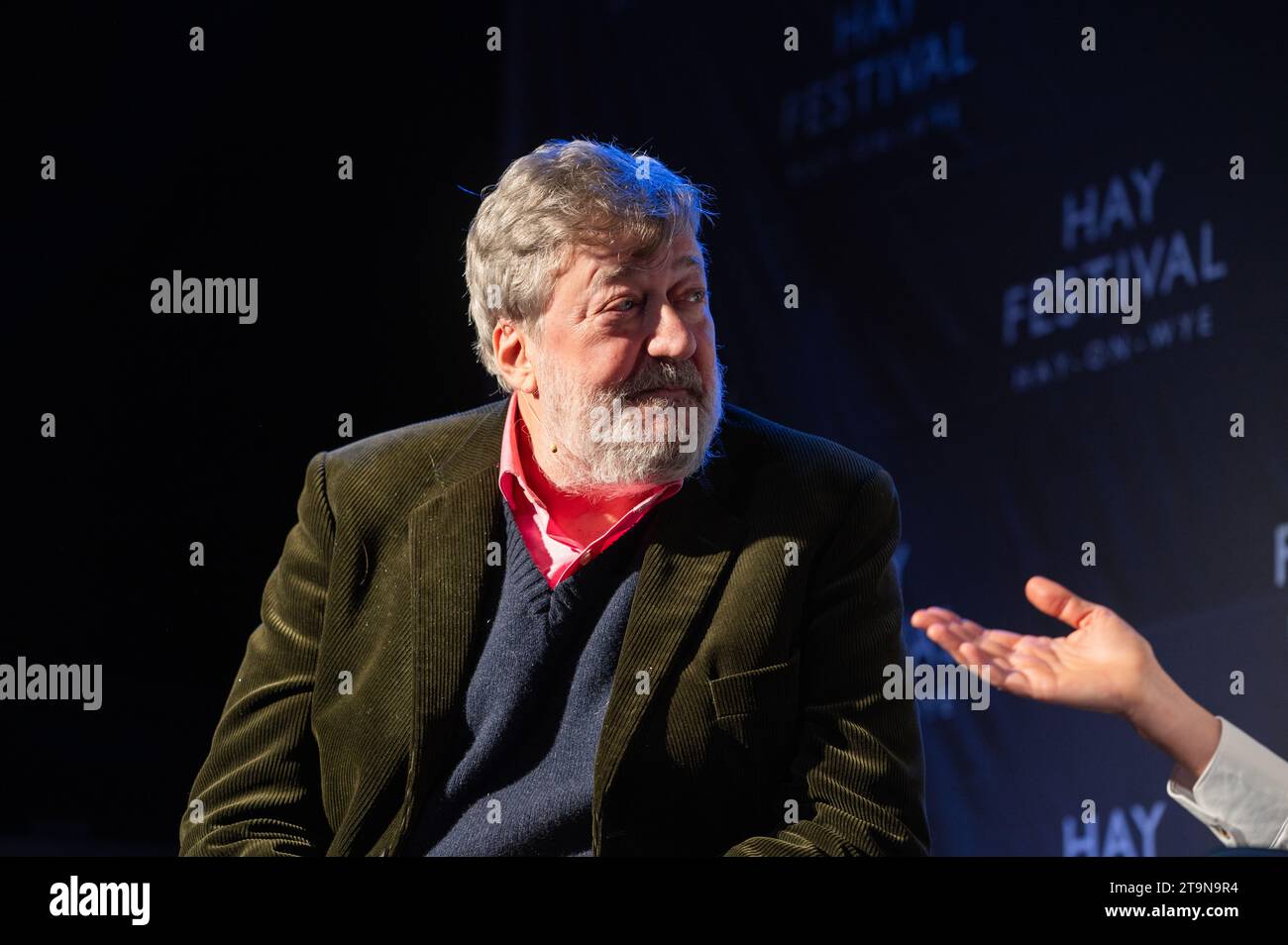 Hay-on-Wye, Galles, Regno Unito. Domenica 26 novembre 2023. Susie Dent e Sarah Ogilvie parlano con Stephen Fry all'Hay Festival Winter Weekend. Crediti: Sam Hardwick/Alamy Live News. Foto Stock