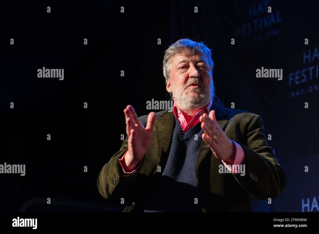 Hay-on-Wye, Galles, Regno Unito. Domenica 26 novembre 2023. Susie Dent e Sarah Ogilvie parlano con Stephen Fry all'Hay Festival Winter Weekend. Crediti: Sam Hardwick/Alamy Live News. Foto Stock