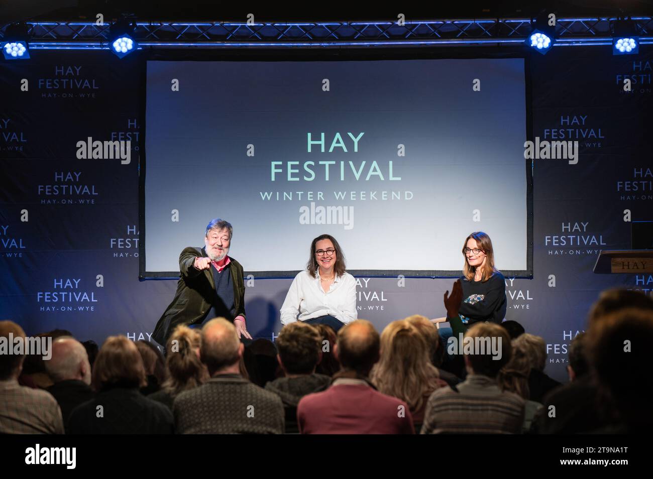 Hay-on-Wye, Galles, Regno Unito. Domenica 26 novembre 2023. Susie Dent e Sarah Ogilvie parlano con Stephen Fry all'Hay Festival Winter Weekend. Crediti: Sam Hardwick/Alamy Live News. Foto Stock