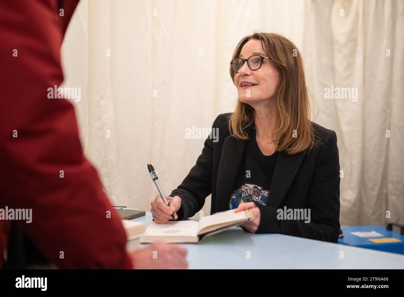 Hay-on-Wye, Galles, Regno Unito. Domenica 26 novembre 2023. Susie Dent Booksigning all'Hay Festival Winter Weekend. Crediti: Sam Hardwick/Alamy Live News. Foto Stock