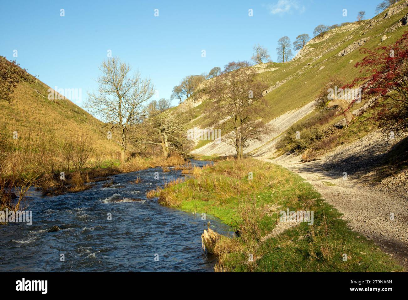 Il fiume dove scorre attraverso Wolfscote Dale nel Derbyshire Dales Peak District National Park, Inghilterra, regno unito Foto Stock