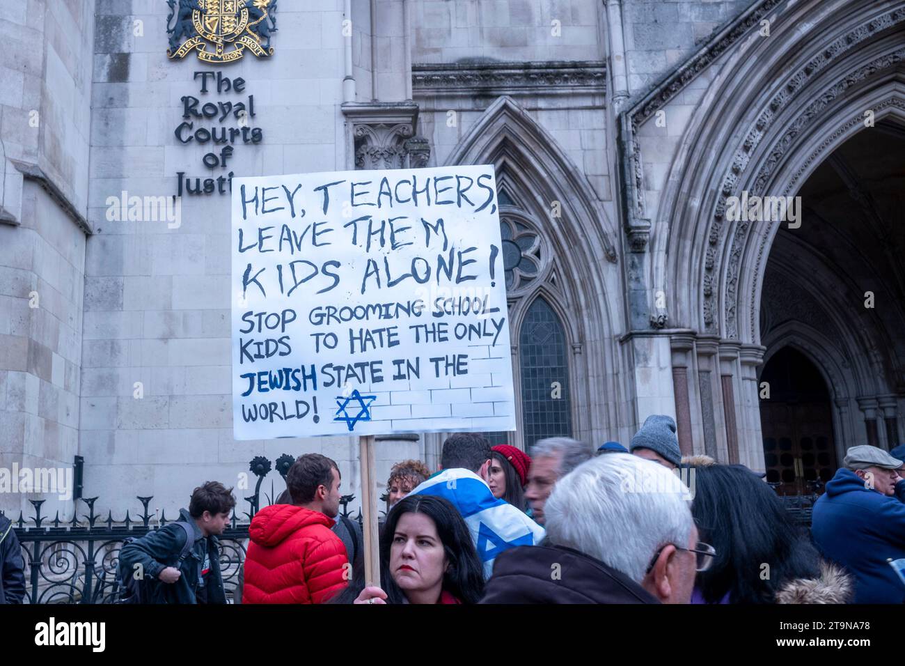 Whitehall, Londra, Regno Unito, 26 novembre 2023 marcia di solidarietà contro l'antisemitismo. 105,000 persone provenienti da tutto il Regno Unito hanno marciato in solidarietà dalle Royal Courts of Justice a Parliament Square. La marcia è stata la più grande riunione nel Regno Unito contro l'antisemitismo. I volti famosi potevano essere visti a guidare la marcia. Crediti: Rena Pearl/Alamy Live News Foto Stock