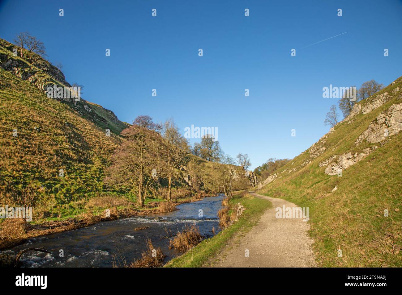 Il fiume dove scorre attraverso Wolfscote Dale nel Derbyshire Dales Peak District National Park, Inghilterra, regno unito Foto Stock