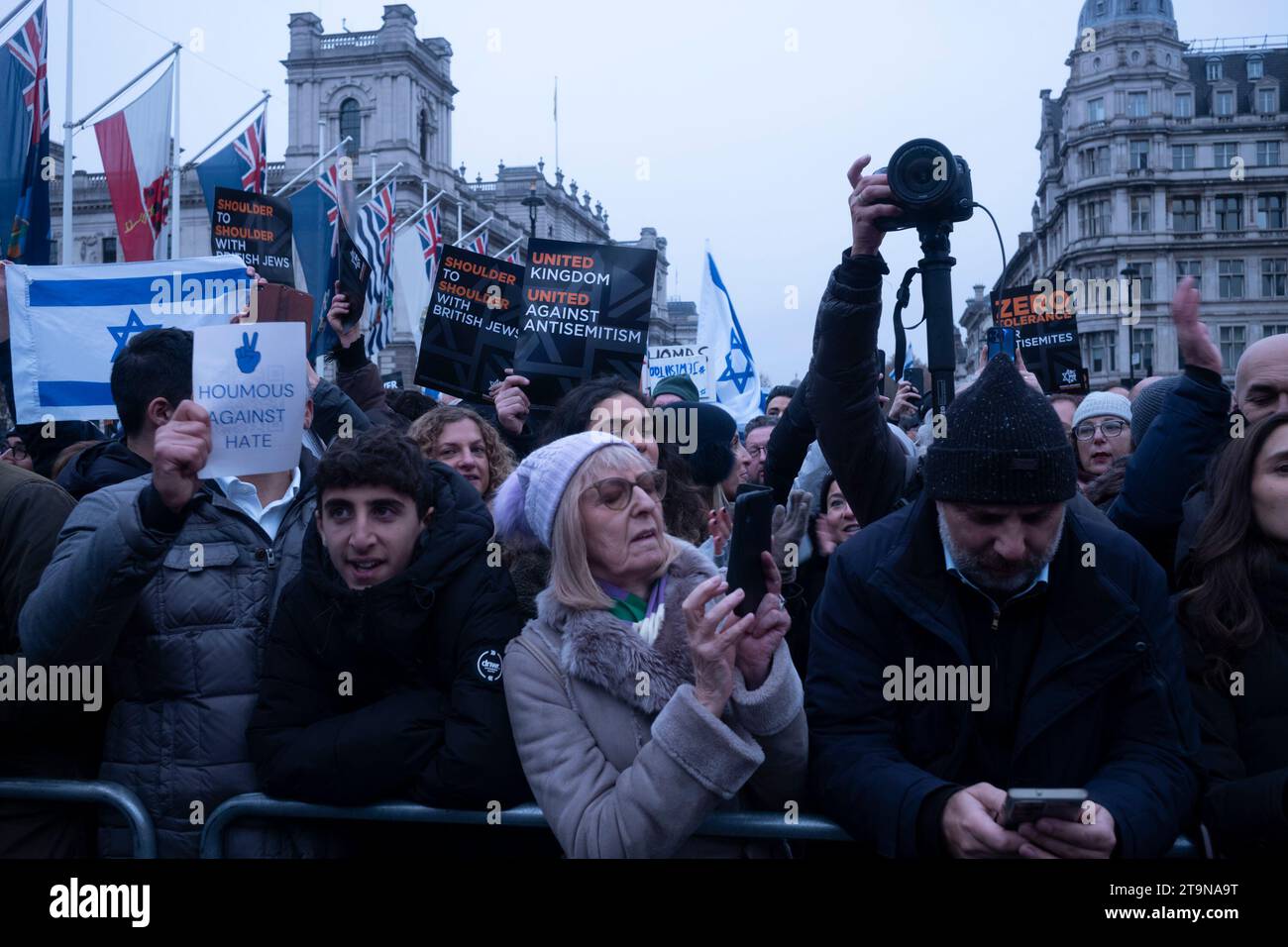 Whitehall, Londra, Regno Unito, 26 novembre 2023 marcia di solidarietà contro l'antisemitismo. 105,000 persone provenienti da tutto il Regno Unito hanno marciato in solidarietà dalle Royal Courts of Justice a Parliament Square. La marcia è stata la più grande riunione nel Regno Unito contro l'antisemitismo. I volti famosi potevano essere visti a guidare la marcia. Crediti: Rena Pearl/Alamy Live News Foto Stock