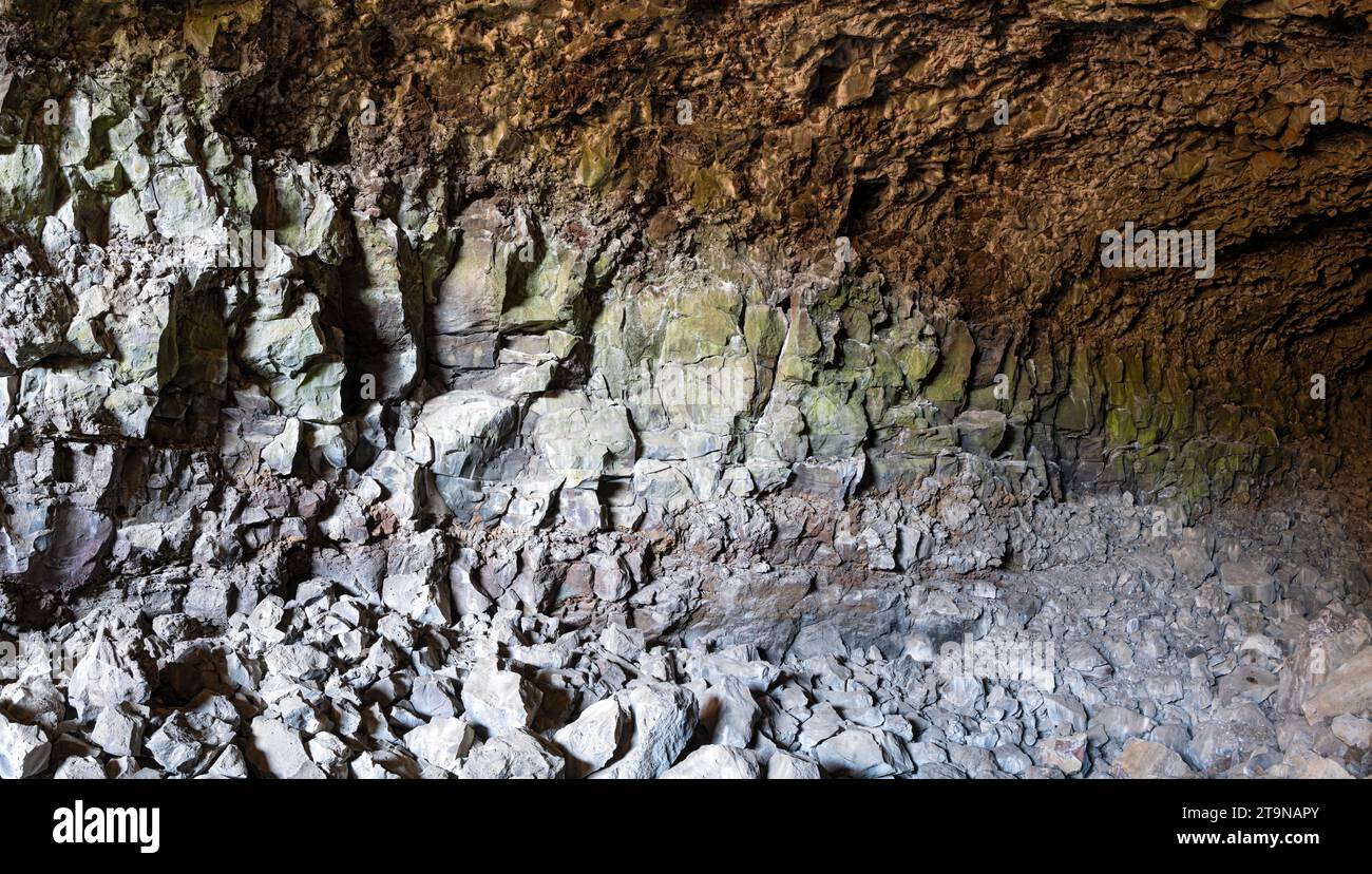 Panorama della parete della grotta Skull presso il Lava Beds National Monument in California, USA Foto Stock