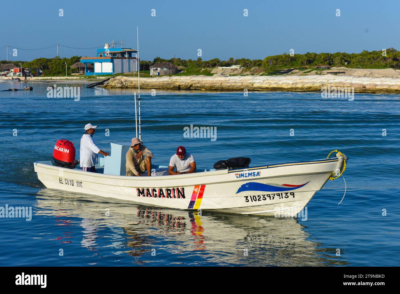 Pescatori che vanno in mare nel villaggio di pescatori di El Cuyo, Yucatan, Messico Foto Stock