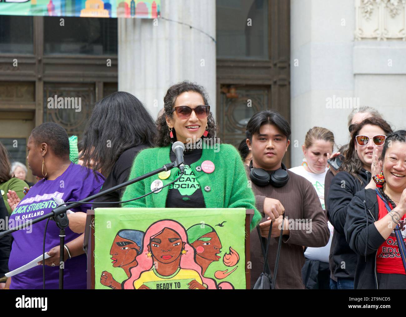 Oakland, CA - 4 maggio 2023: Samia Khattab, Teacher Librarian, Speaking at a Teacher Strike Rally at Frank Ogawa Plaza. Foto Stock
