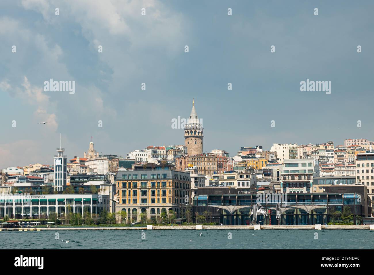 istanbul, turchia - 5 maggio 2023: Torre Galata a istanbul città della Turchia. Vista della città turca di Istanbul con il bosforo. Foto di alta qualità Foto Stock