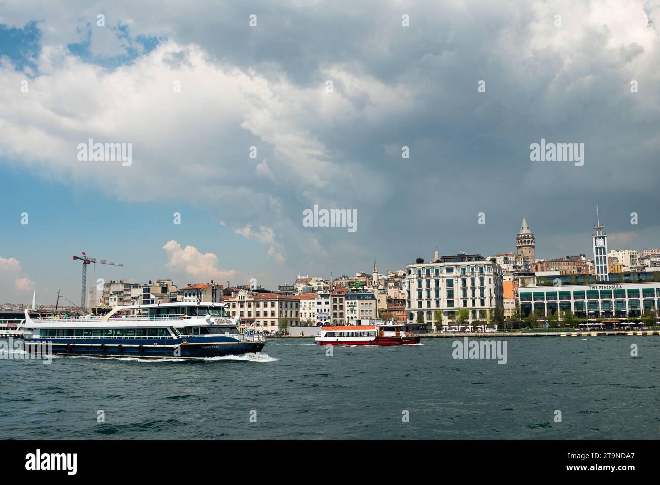 istanbul, turchia - 5 maggio 2023: Torre Galata a istanbul città della Turchia. Vista della città turca di Istanbul con il bosforo. Foto di alta qualità Foto Stock