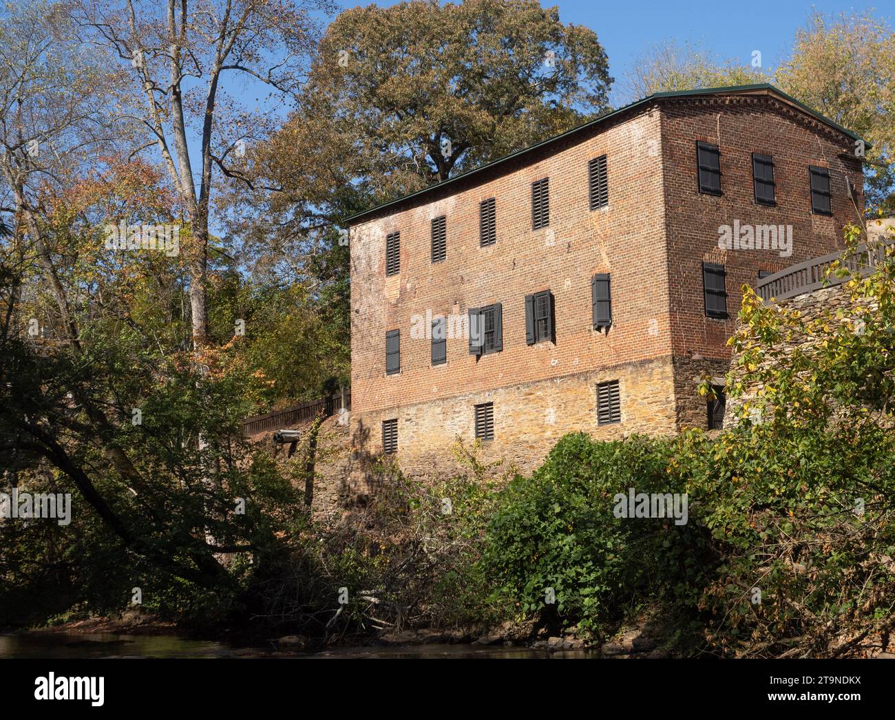 Un vecchio mulino nell'Old Mill Park di Roswell, Georgia, con Vickery o Big Creek in primo piano. Foto Stock