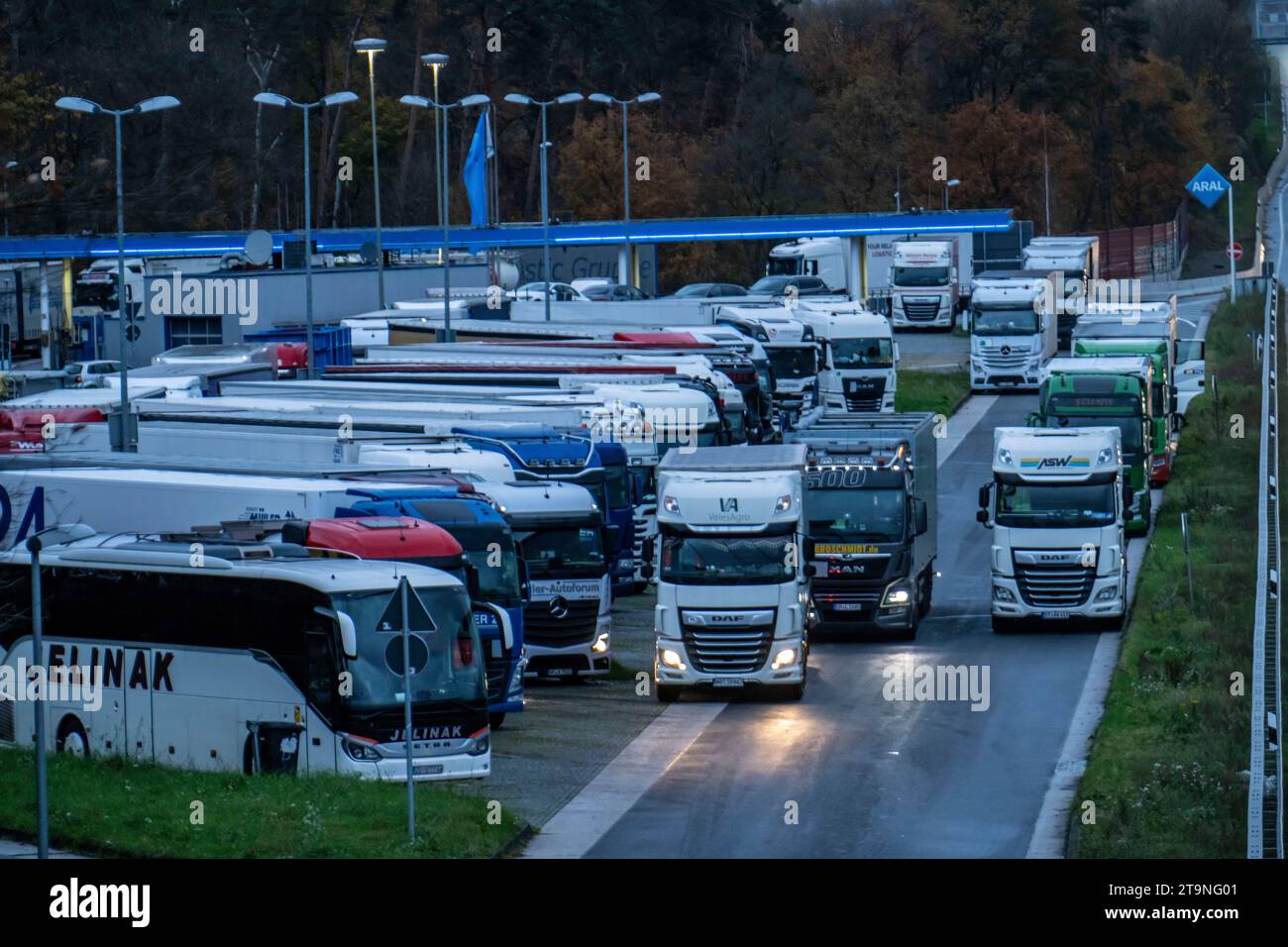 Area di sosta Ohligser Heide West, sull'autostrada A3, direzione Colonia, vicino a Solingen, posti auto completi per camion, NRW, Germania, Foto Stock