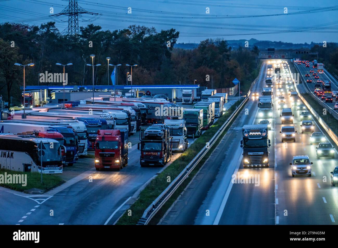 Area di sosta Ohligser Heide West, sull'autostrada A3, direzione Colonia, vicino a Solingen, posti auto completi per camion, NRW, Germania, Foto Stock