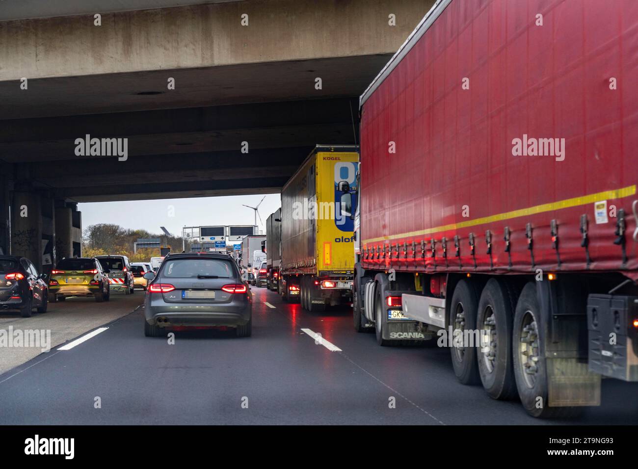 Ingorgo stradale sull'autostrada A40, allo svincolo di Kaiserberg, a causa di lavori di costruzione, NRW, Germania, Foto Stock