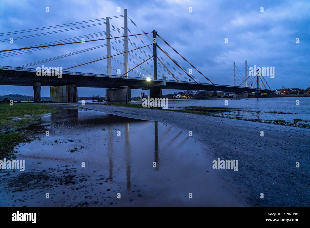Nuova costruzione del ponte autostradale Neuenkamp della A40, sul Reno vicino a Duisburg, completata la prima parte del ponte doppio, il vecchio ponte Foto Stock