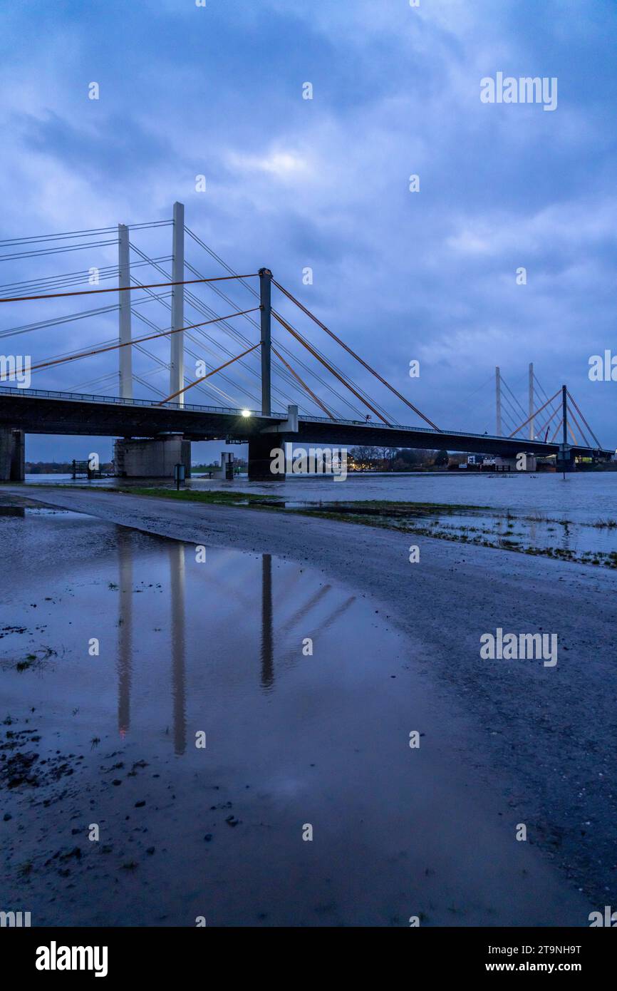 Nuova costruzione del ponte autostradale Neuenkamp della A40, sul Reno vicino a Duisburg, completata la prima parte del ponte doppio, il vecchio ponte Foto Stock