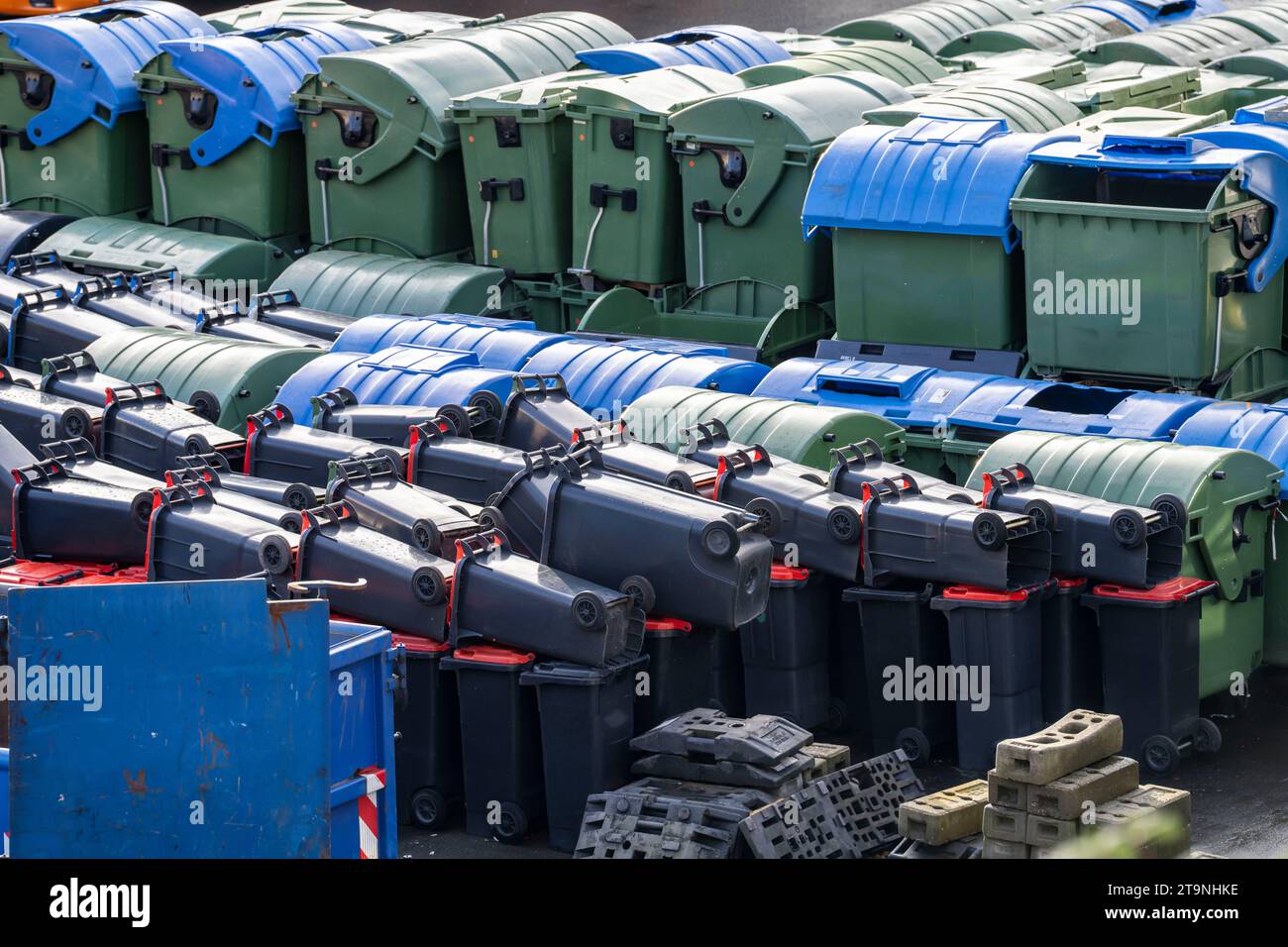 Deposito Hagener Entsorgunsbetriebe, vari contenitori per rifiuti, contenitori, NRW, Germania, Foto Stock