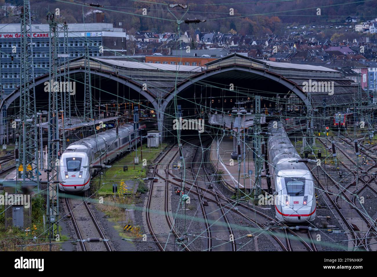 La stazione ferroviaria principale di Hagen, le sale delle stazioni, i binari, le piattaforme, il treno ICE, Hagen, NRW, Germania, Foto Stock