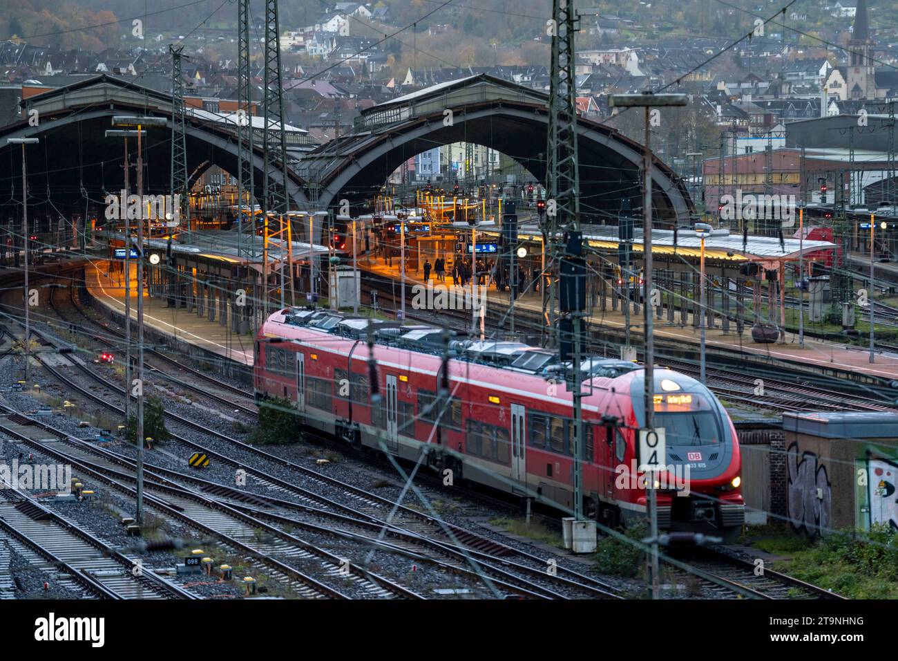 La stazione ferroviaria principale di Hagen, le sale delle stazioni, i binari, i binari, i treni regionali, NRW, Germania, Foto Stock