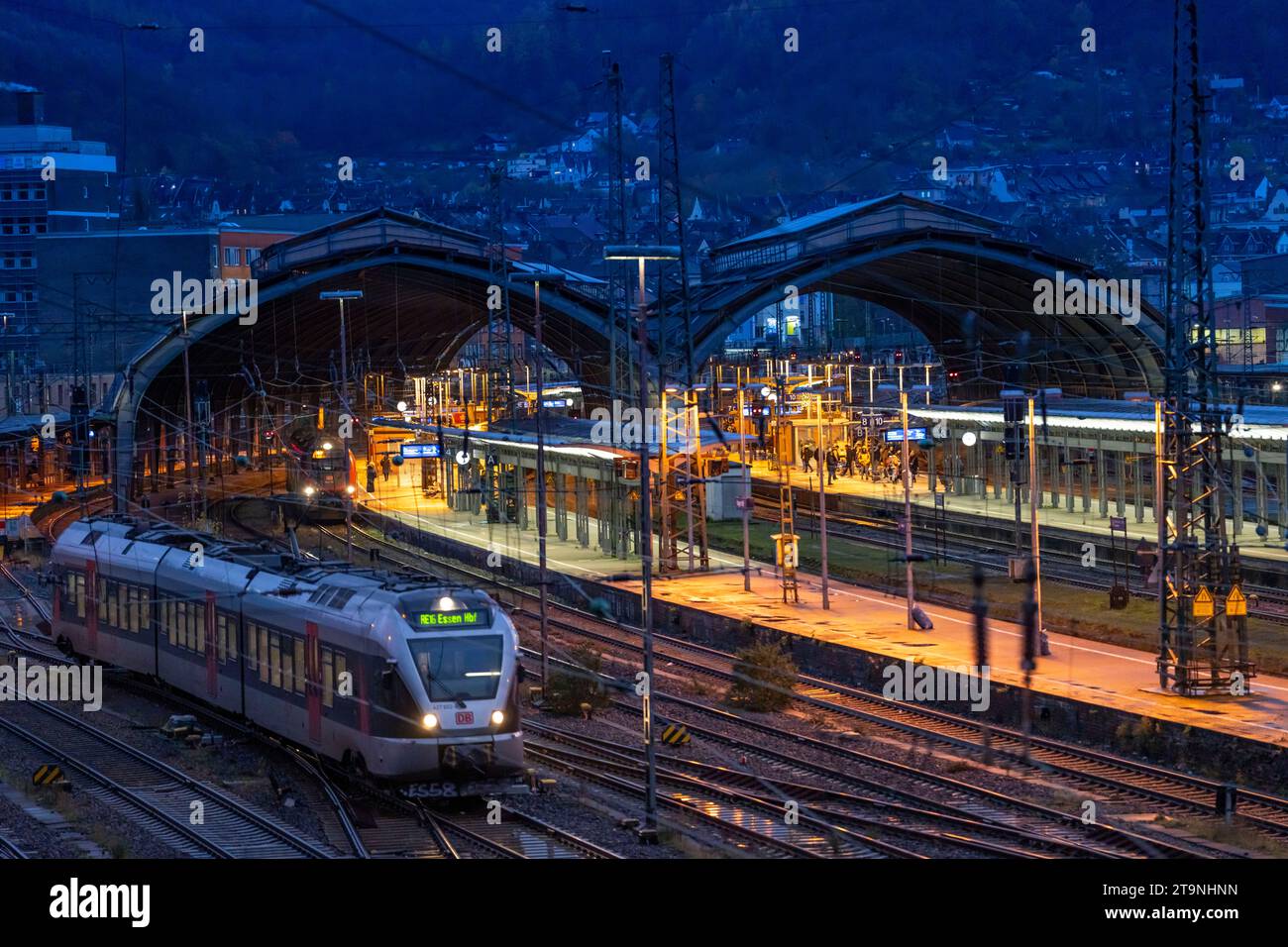 La stazione ferroviaria principale di Hagen, le sale delle stazioni, i binari, i binari, il treno espresso regionale, NRW, Germania, Foto Stock