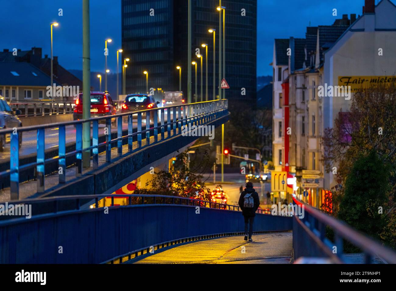Traffico centro città, strada federale B54, Eckeseyer Straße, su un ponte nel centro di Hagen, rampa pedonale, pedonale, NRW, Germania, Foto Stock