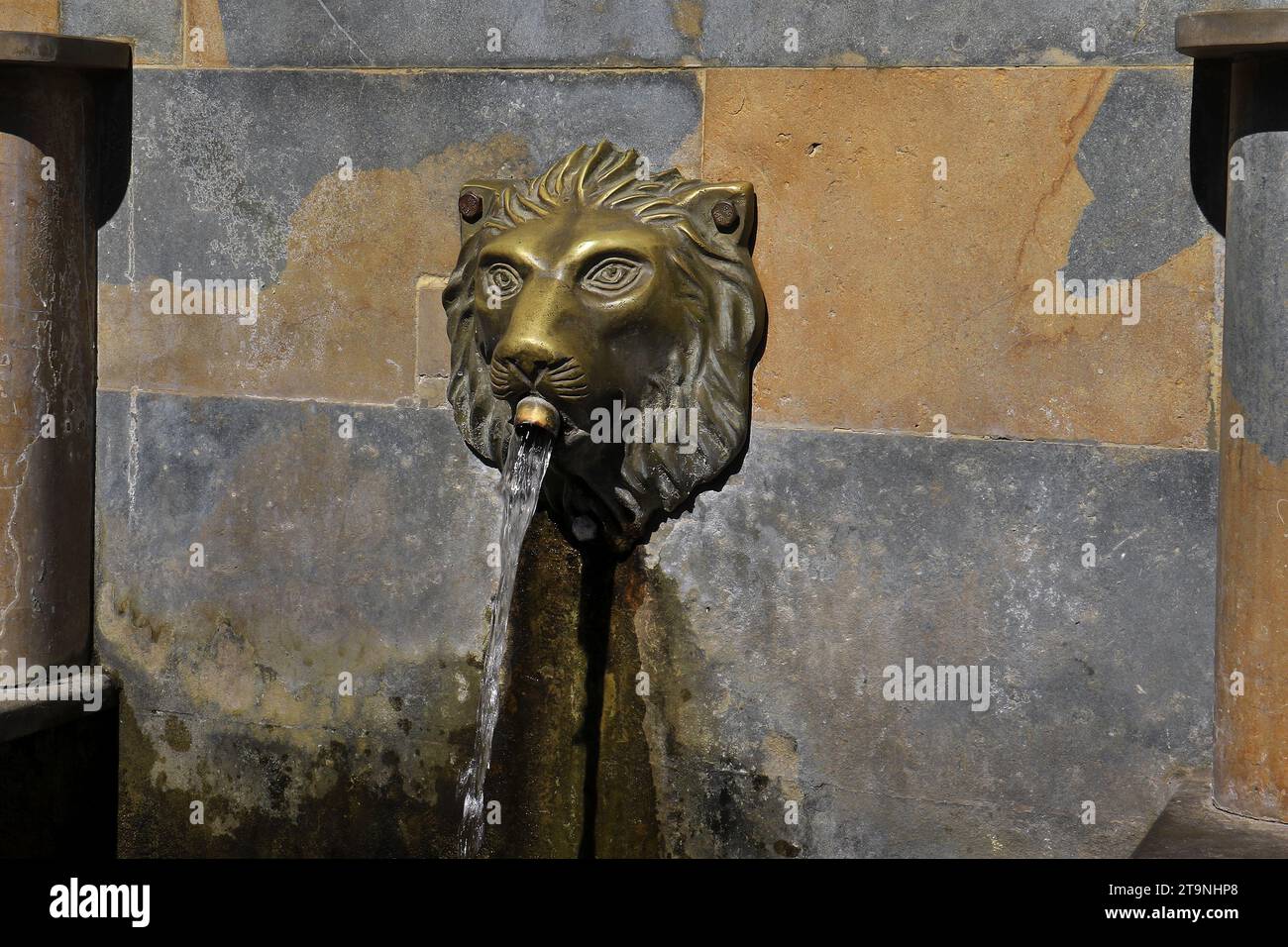 Una vecchia fontana di leoni in un villaggio libanese. Foto Stock