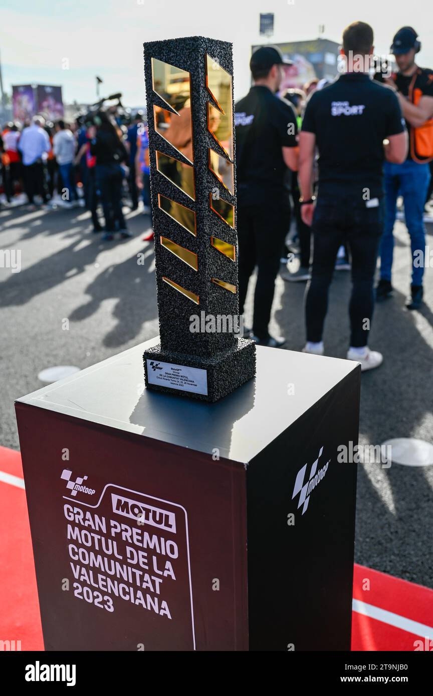 Valencia, Spagna. 26 novembre 2023. Il primo posto Trofeo della gara MotoGP durante il Gran Premio di Spagna MotoGP 2023 - Gran Premio Motul de la Comunitat Valenciana - Race e Press Conference, Campionato del mondo MotoGP a Valencia, Spagna, novembre 26 2023 Credit: Independent Photo Agency/Alamy Live News Foto Stock