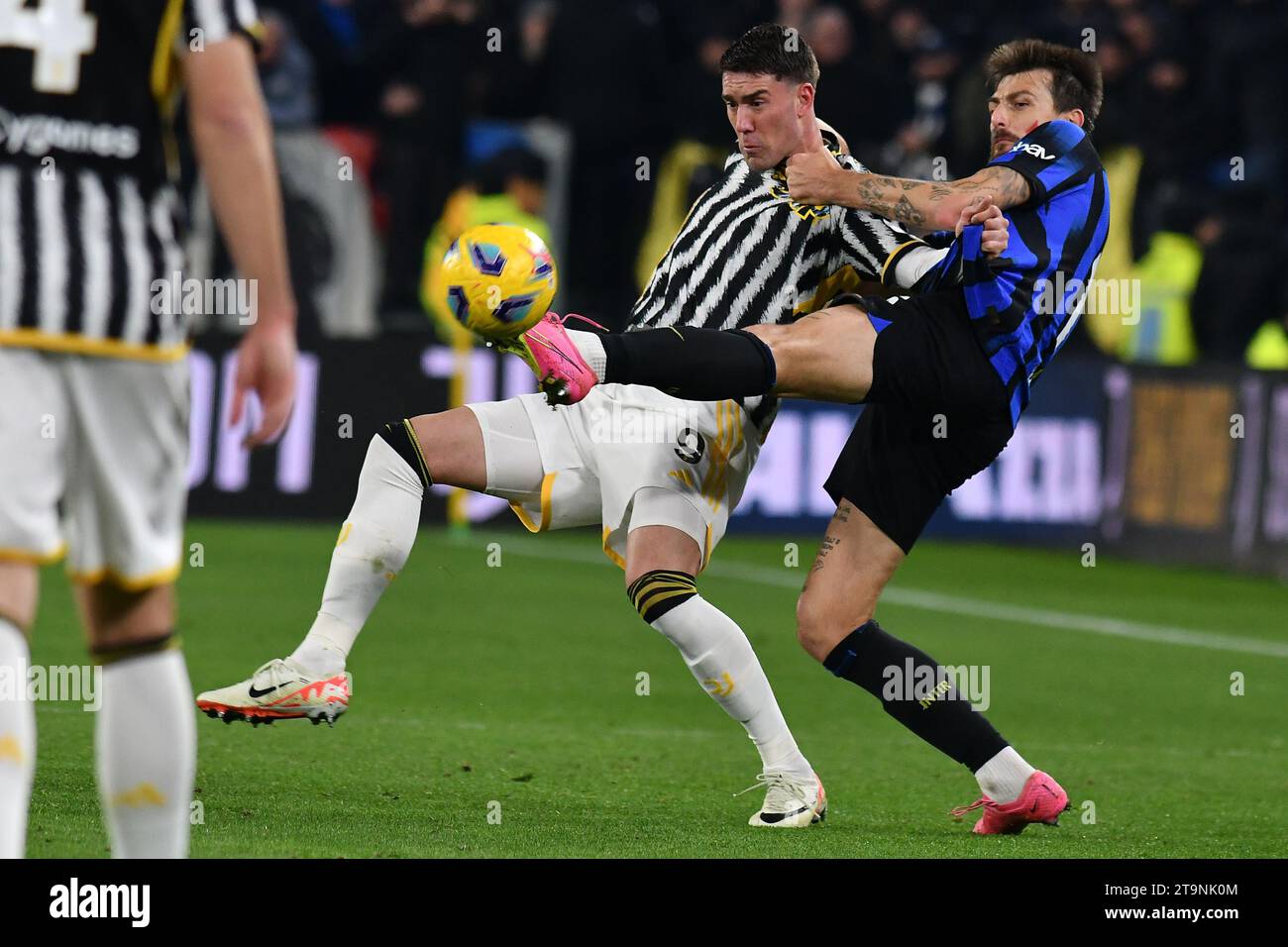 Torino, Italia. 26 novembre 2023. Dusan Vlahovic della Juventus FC e Francesco Acerbi dell'FC Internazionale competono per il pallone durante la partita di serie A tra Juventus FC e FC Internazionale allo stadio Juventus di Torino (Italia), 26 novembre 2023. Crediti: Insidefoto di andrea staccioli/Alamy Live News Foto Stock