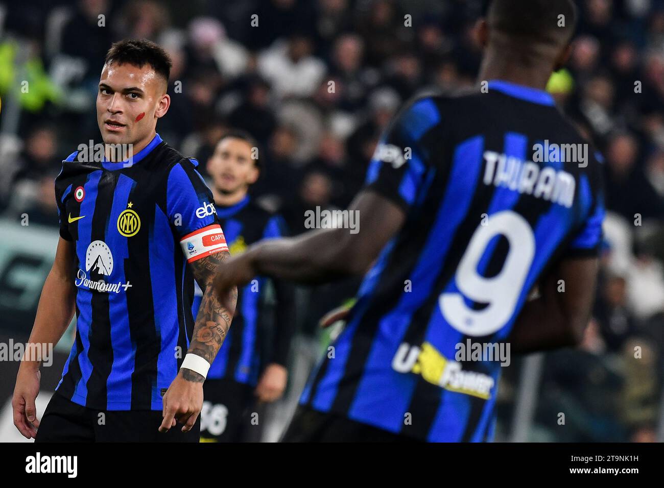 Torino, Italia. 26 novembre 2023. Lautaro Martinez dell'FC Internazionale guarda Marcus Thuram durante la partita di serie A tra Juventus FC e FC Internazionale allo stadio Juventus di Torino (Italia), 26 novembre 2023. Crediti: Insidefoto di andrea staccioli/Alamy Live News Foto Stock