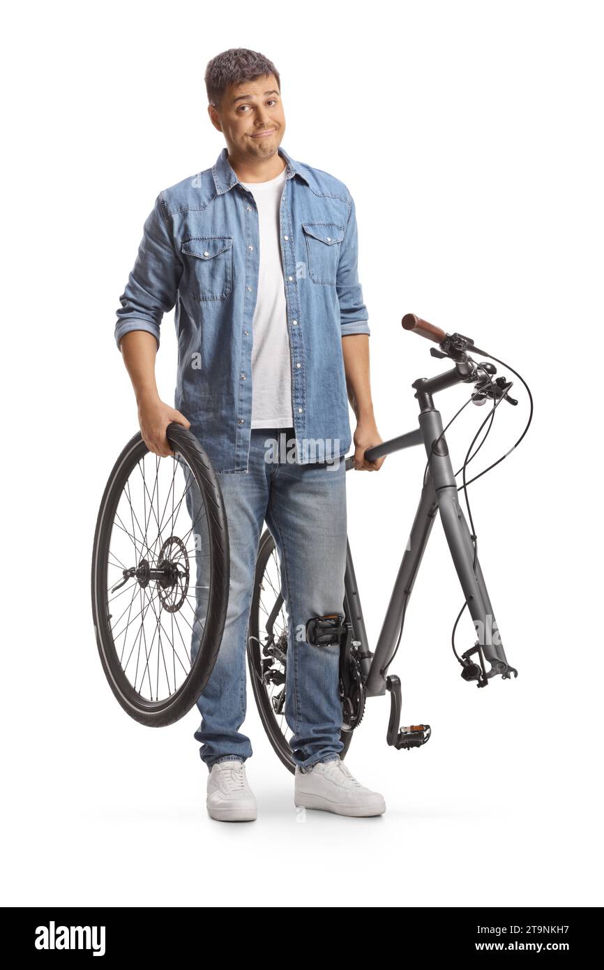 Uomo che trasporta una bicicletta con una ruota rotta isolata su sfondo bianco Foto Stock