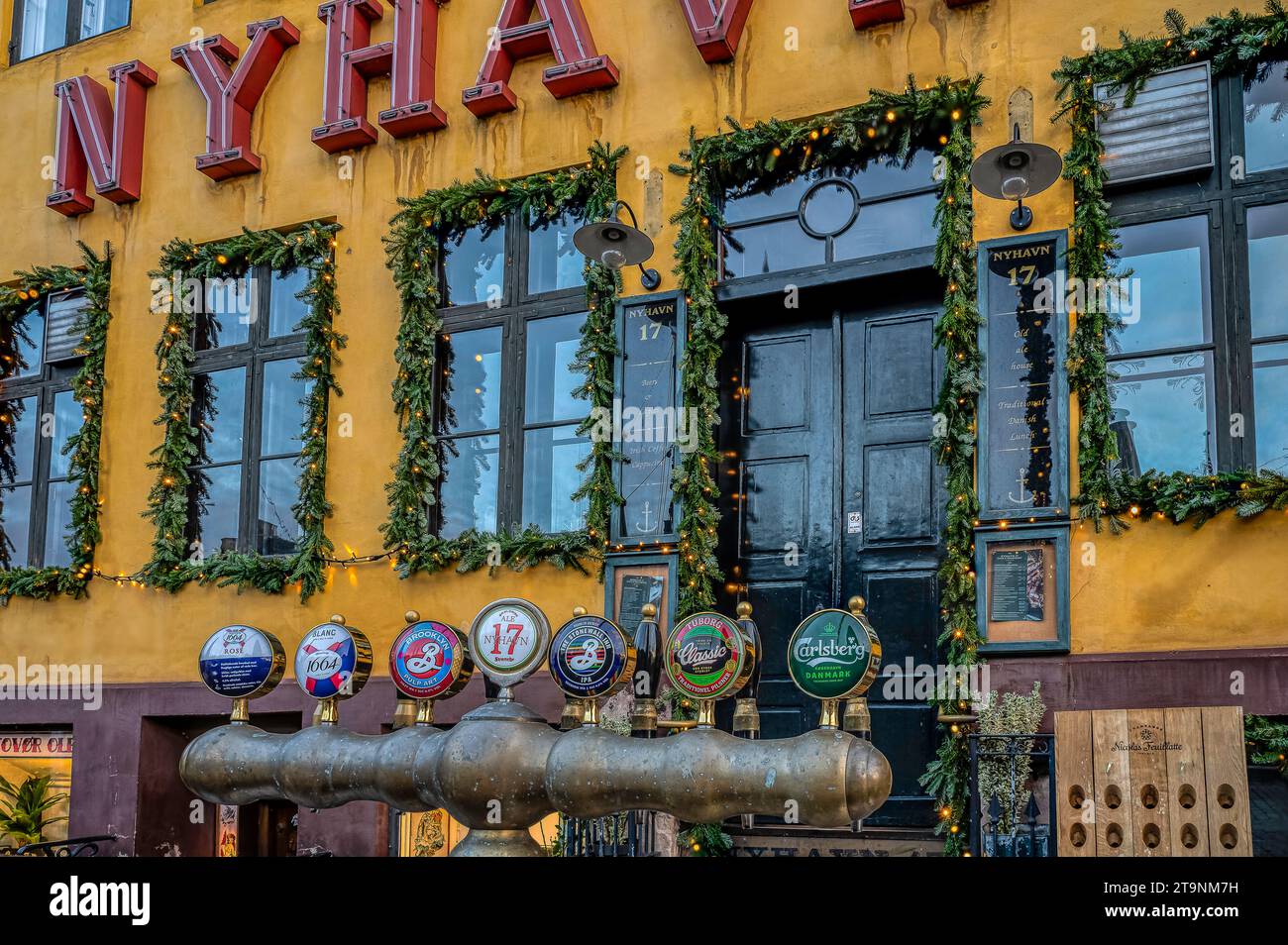primo piano di una birra alla spina di fronte al ristorante Nyhavn 17 a Copenhagen, 25 novembre 2023 Foto Stock
