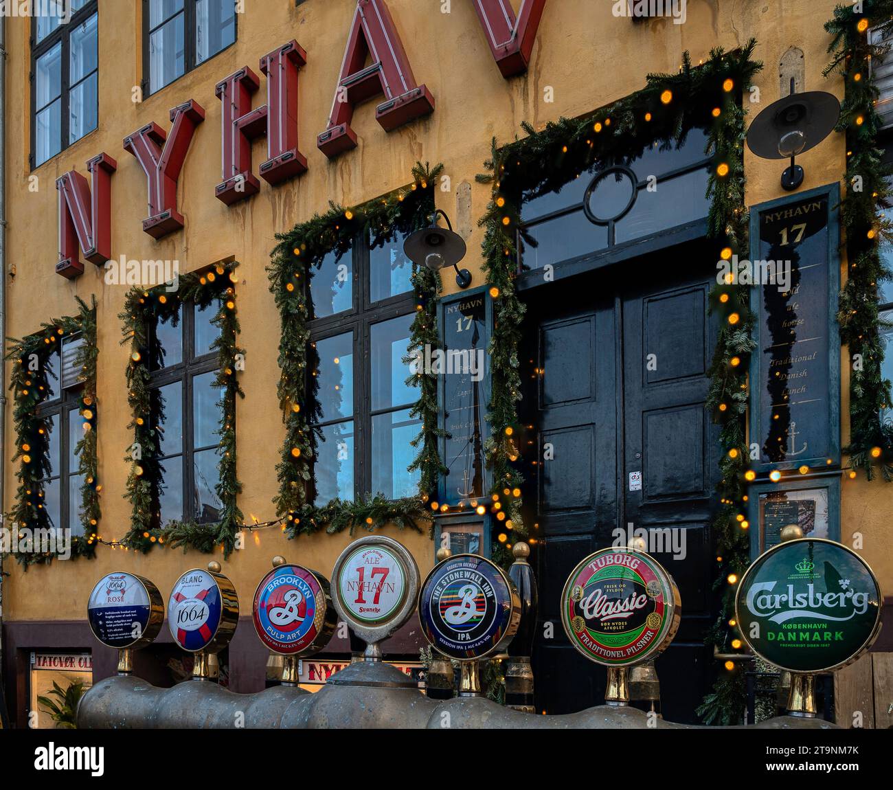 primo piano di una birra alla spina di fronte al ristorante Nyhavn 17 a Copenhagen, 25 novembre 2023 Foto Stock