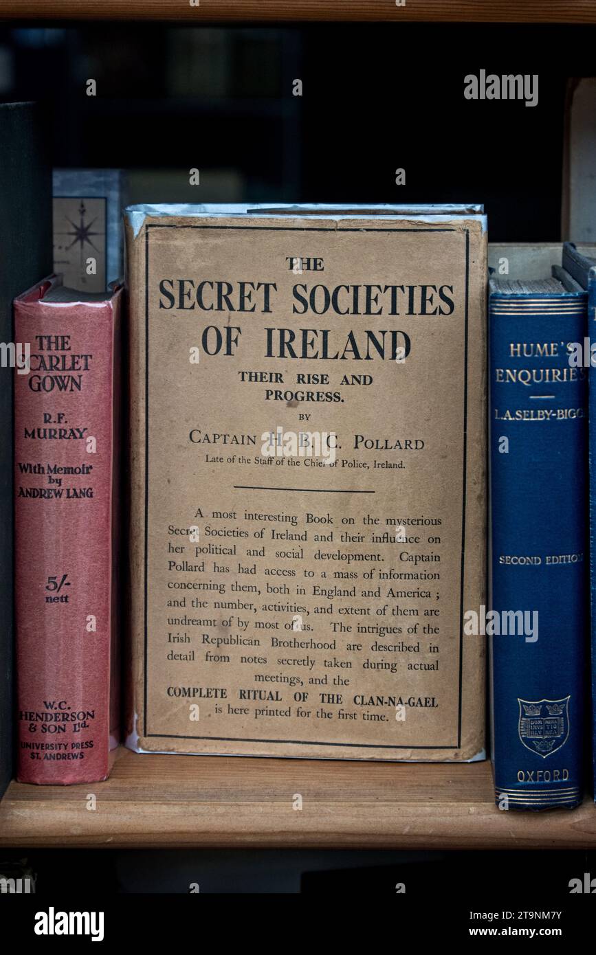 Copia di "The Secret Societies of Ireland" del capitano H B C Pollard in mostra nella finestra di una libreria di seconda mano a Edimburgo, Scozia, Regno Unito. Foto Stock