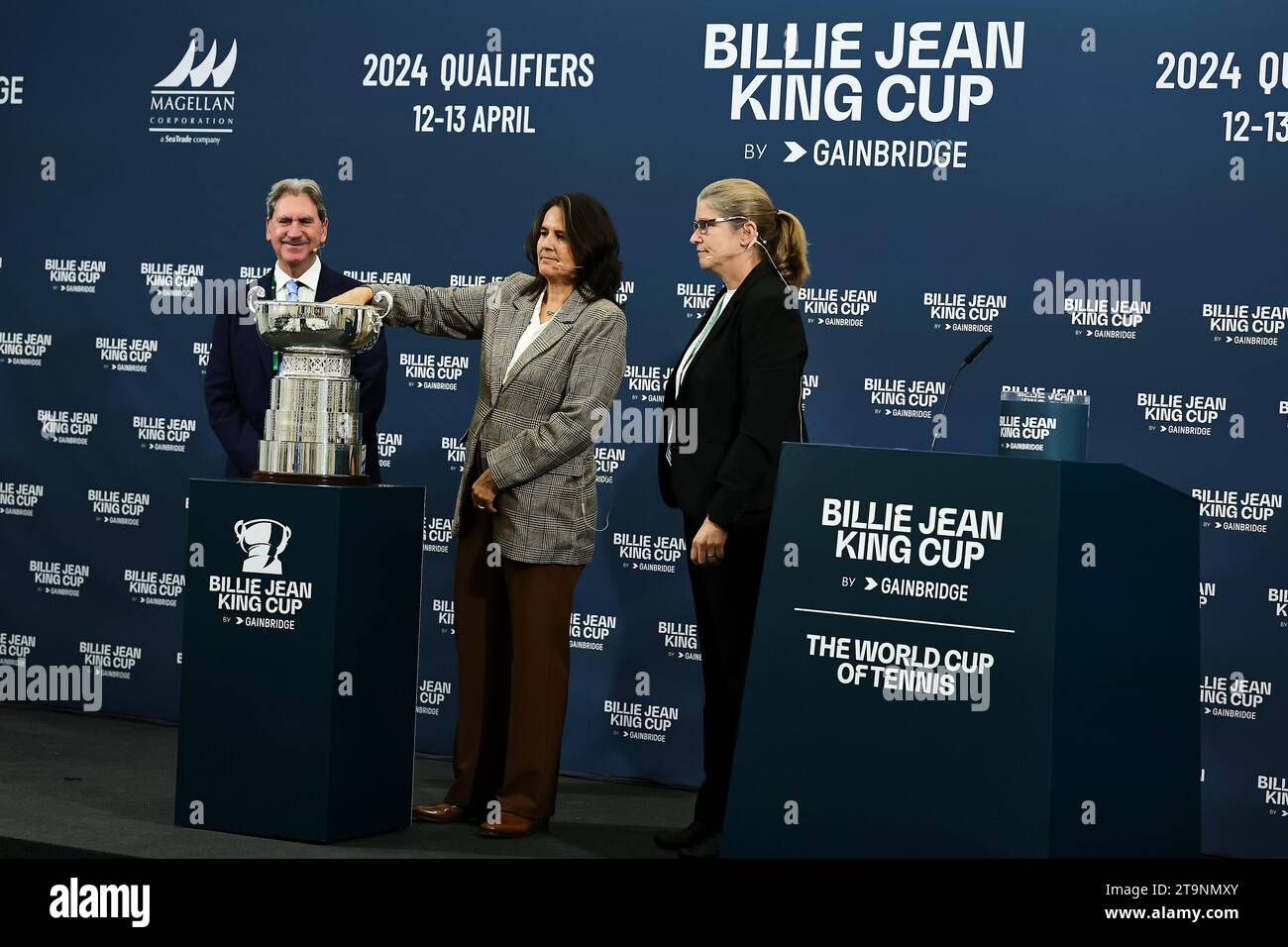 Malaga, Malaga, Spagna. 26 novembre 2023. David Haggerty (USA) - Presidente ITF, Conchita MartÃ-nez (ESP) - Billie Jean King Cup Tournament Director ed ex tennista, Sabine Schulz (GER) - arbitro (medaglia d'oro) durante la Billie Jean King Cup - cerimonia di sorteggio durante le finali di Coppa Davis a Malaga all'Arena of Unicaja (Credit Image: © Mathias Schulz/ZUMA Press Wire) SOLO USO EDITORIALE! Non per USO commerciale! Crediti: ZUMA Press, Inc./Alamy Live News Foto Stock